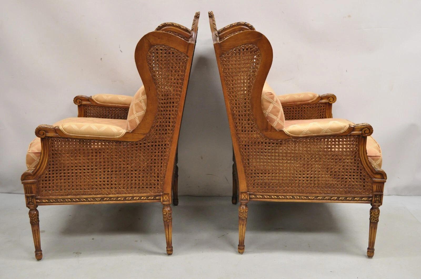 Sedie da salotto francesi d'epoca in stile Louis Cane Bergere intagliate in noce - una coppia in vendita 5