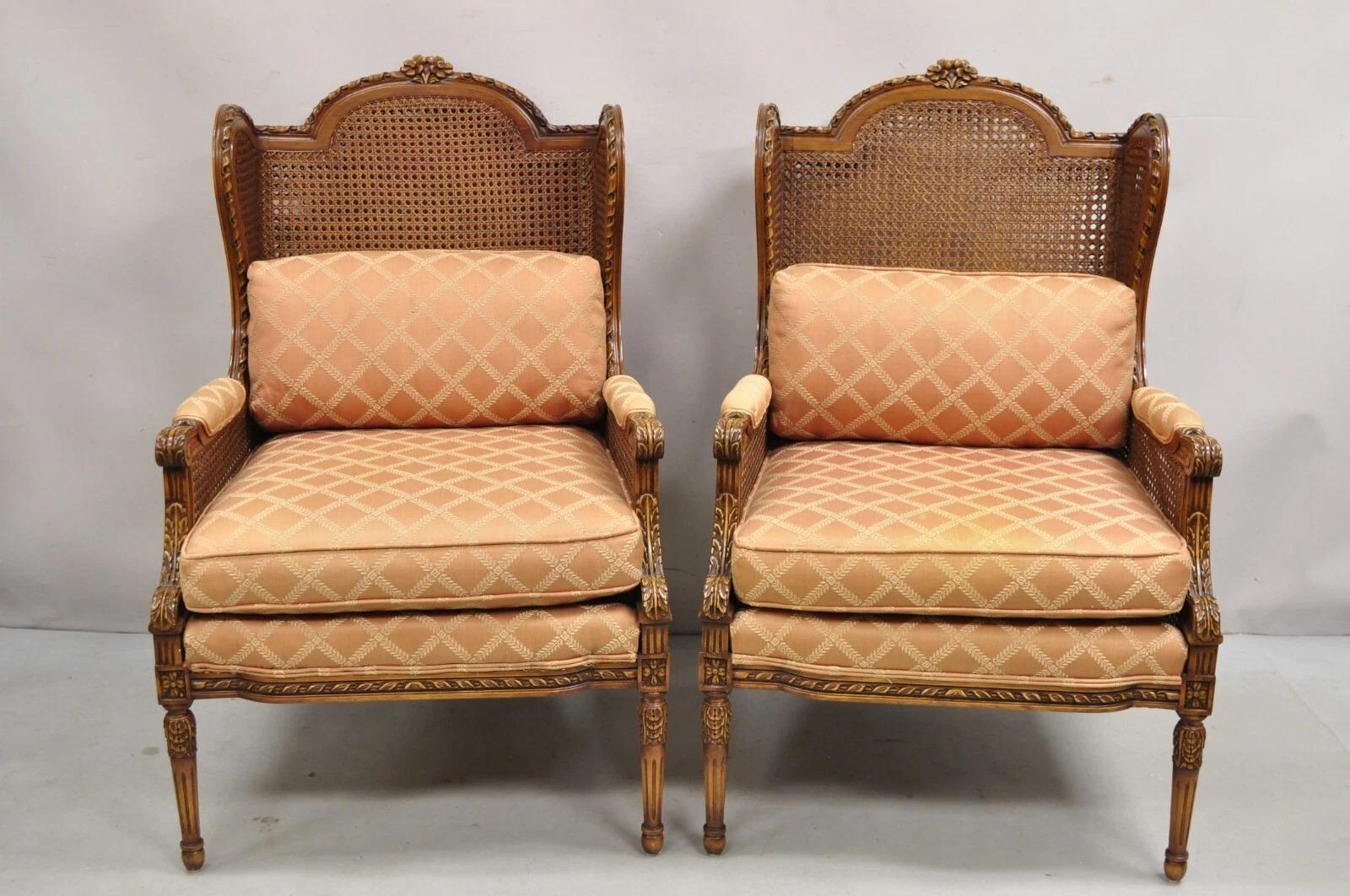 Sedie da salotto francesi d'epoca in stile Louis Cane Bergere intagliato in noce - una coppia. L'articolo presenta canna a doppio strato, dettagli ben intagliati, gambe affusolate e qualità artigianale. Circa metà del XX secolo. Misure: 44,5