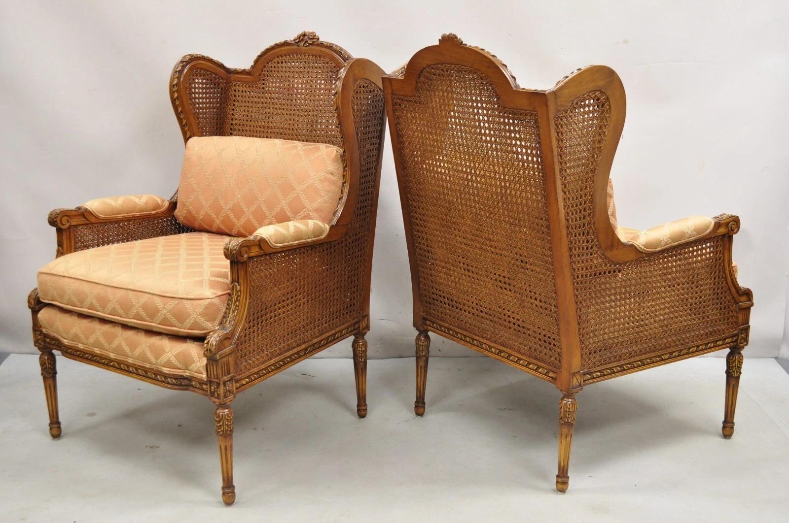 Luigi XVI Sedie da salotto francesi d'epoca in stile Louis Cane Bergere intagliate in noce - una coppia in vendita