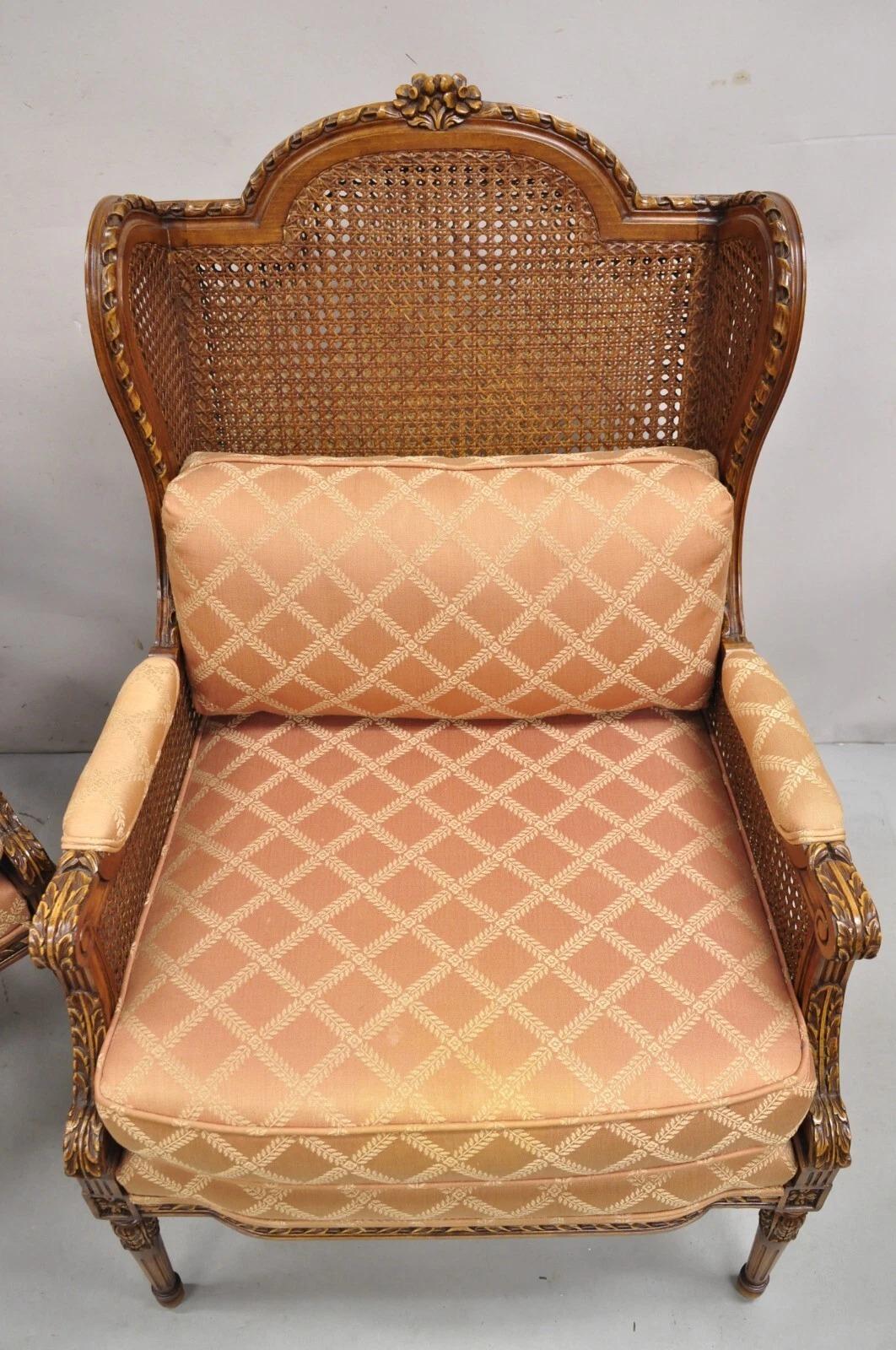 Sconosciuto Sedie da salotto francesi d'epoca in stile Louis Cane Bergere intagliate in noce - una coppia in vendita