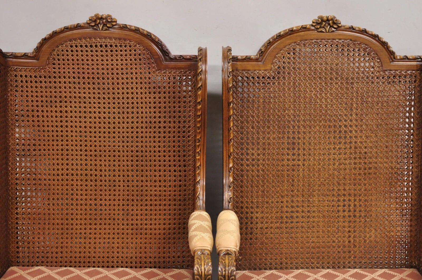 Sedie da salotto francesi d'epoca in stile Louis Cane Bergere intagliate in noce - una coppia In condizioni buone in vendita a Philadelphia, PA