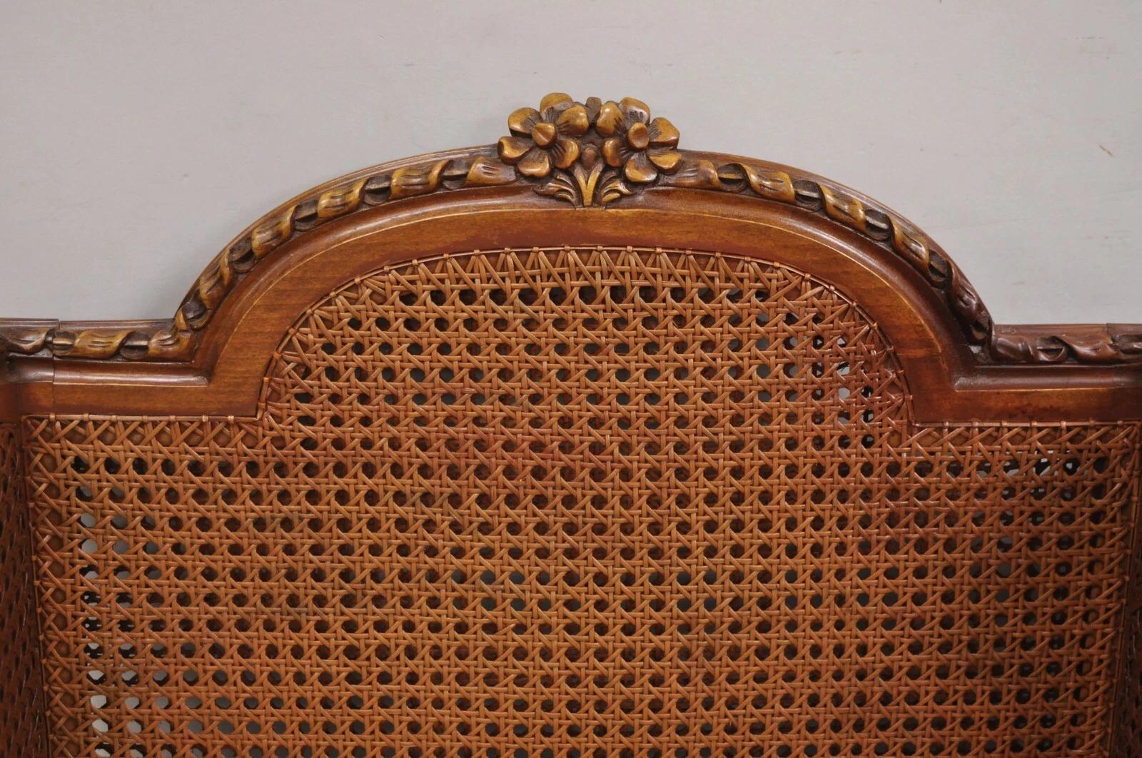XX secolo Sedie da salotto francesi d'epoca in stile Louis Cane Bergere intagliate in noce - una coppia in vendita