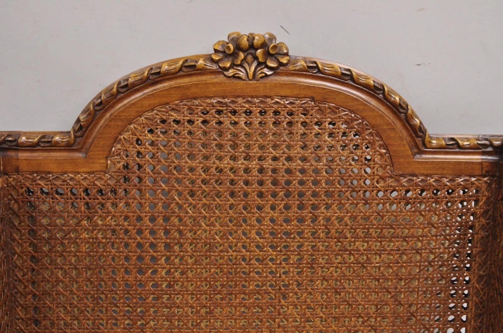 Canna Sedie da salotto francesi d'epoca in stile Louis Cane Bergere intagliate in noce - una coppia in vendita
