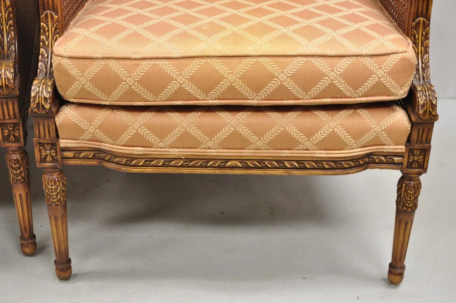 Sedie da salotto francesi d'epoca in stile Louis Cane Bergere intagliate in noce - una coppia in vendita 2