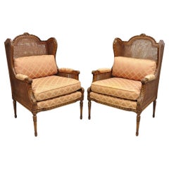 Pareja de Sillones Bergere de Nogal Tallado Estilo Louis XVl