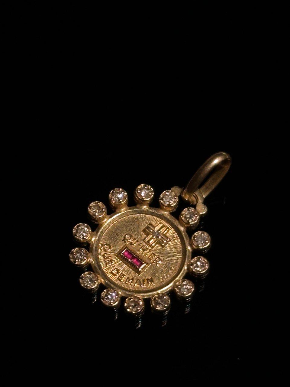 Vintage By  Französische Love-Medaille von Alphonse Augis  18 Karat Gelbgold Diamant Halo Rubin Diamant-Halo (Französischer Schliff)