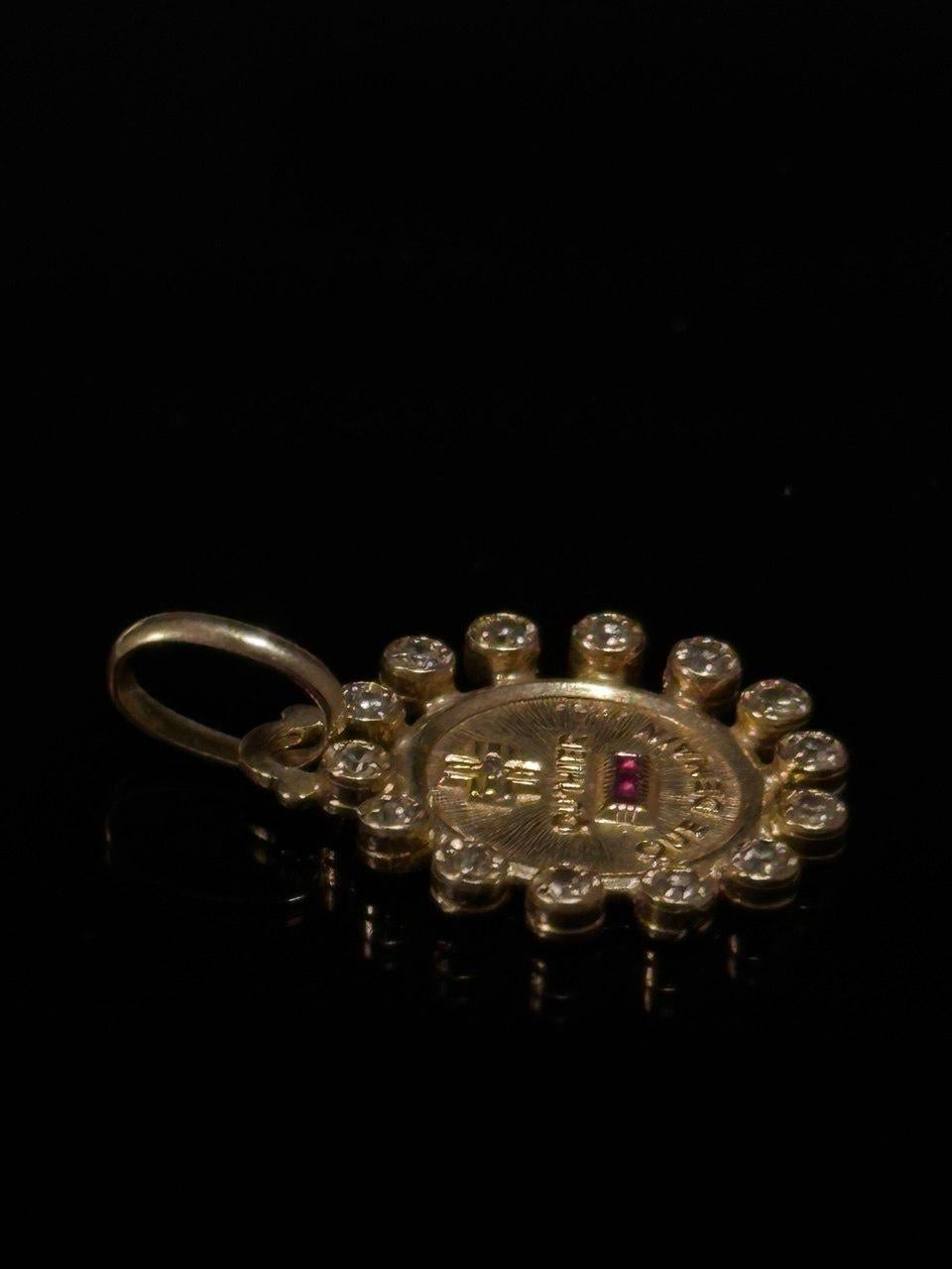 Vintage By  Französische Love-Medaille von Alphonse Augis  18 Karat Gelbgold Diamant Halo Rubin Diamant-Halo im Zustand „Gut“ in Mārupe, LV