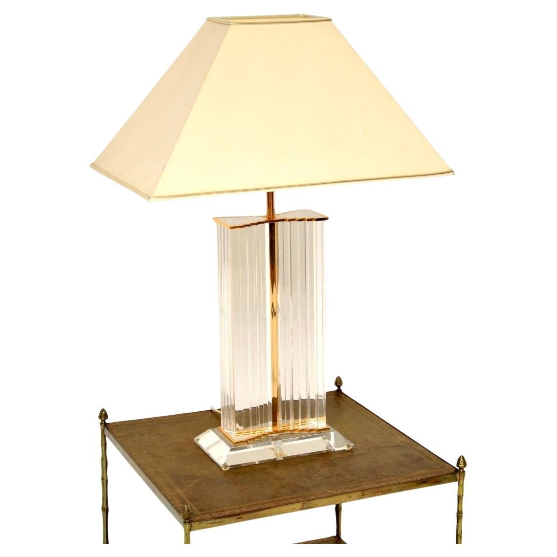 Lámpara de mesa francesa vintage de lucita y latón en venta