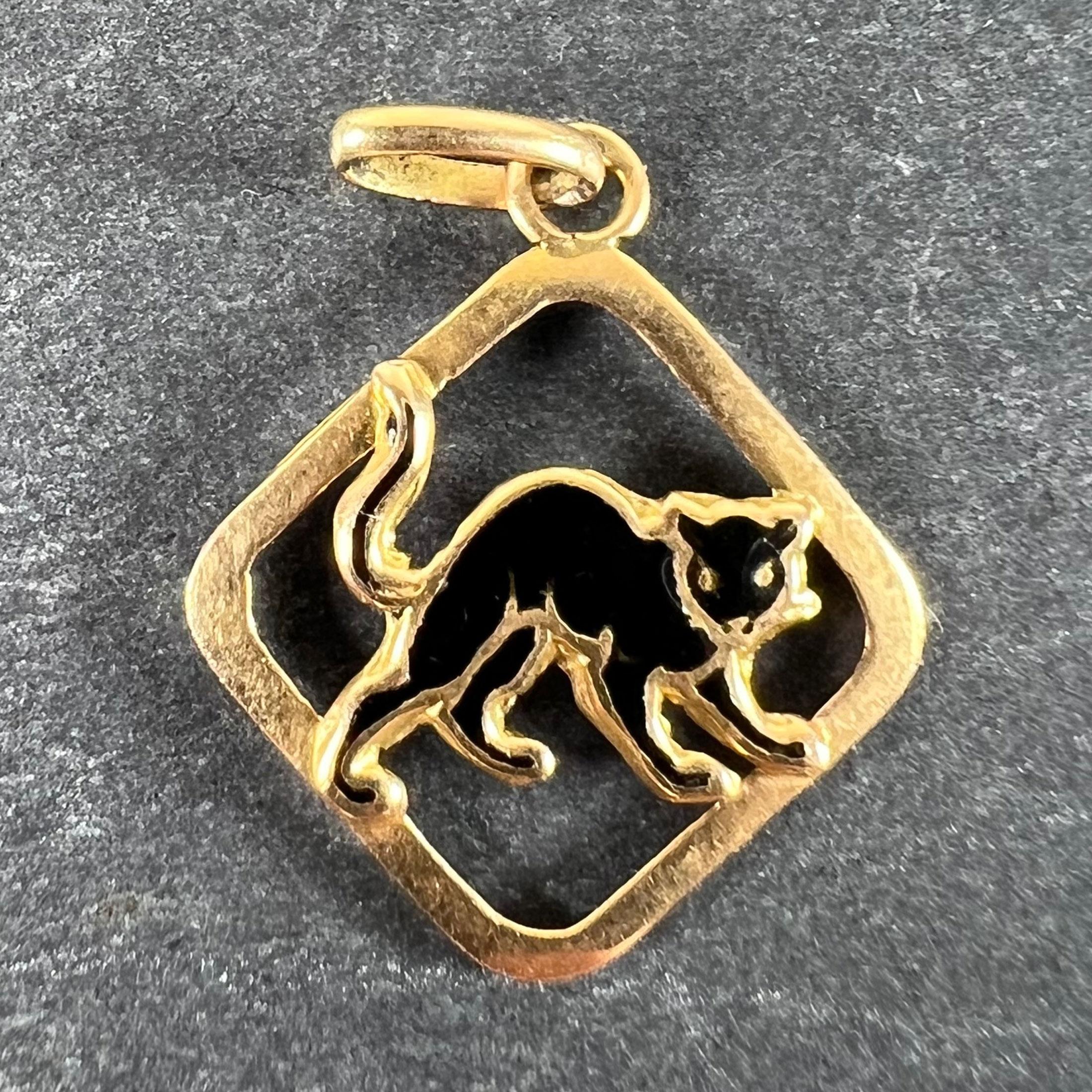 Colgante vintage francés de oro amarillo de 18 quilates (18K) diseñado como un gato negro de la suerte en un marco en forma de diamante. Estampado con la marca de cabeza de águila para oro de 18 quilates y fabricación francesa.

Dimensiones: 1,7 x