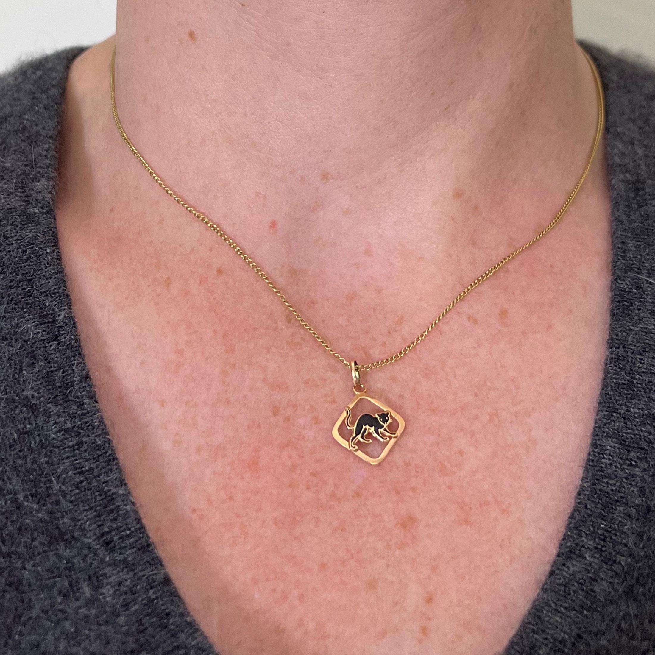 Colgante de oro amarillo de 18 quilates con amuleto de gato negro de la suerte francés vintage en Bueno estado para la venta en London, GB