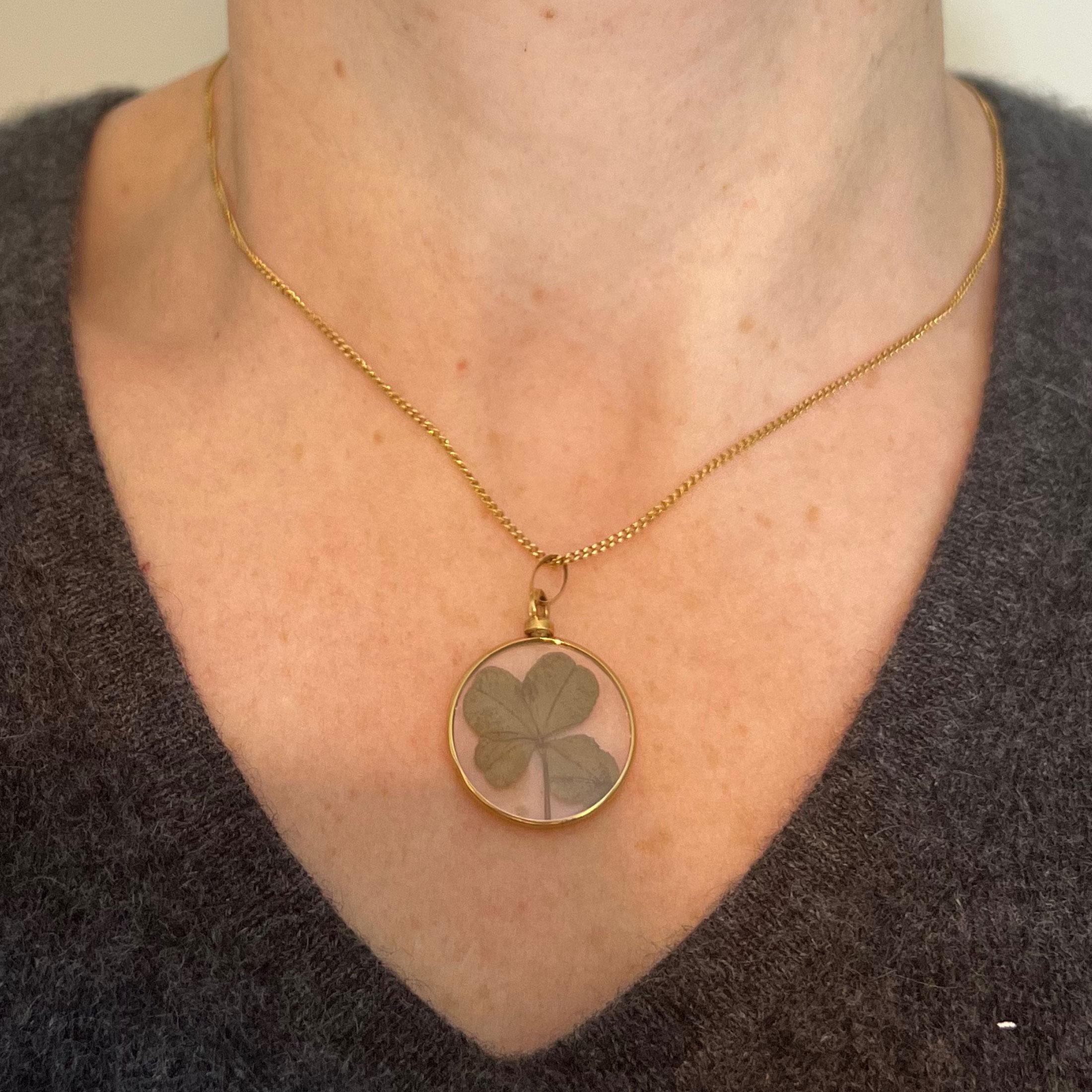 Femenino o masculino Colgante de oro amarillo de 18 quilates Trébol de Cuatro Hojas de la Suerte Francés Vintage en venta