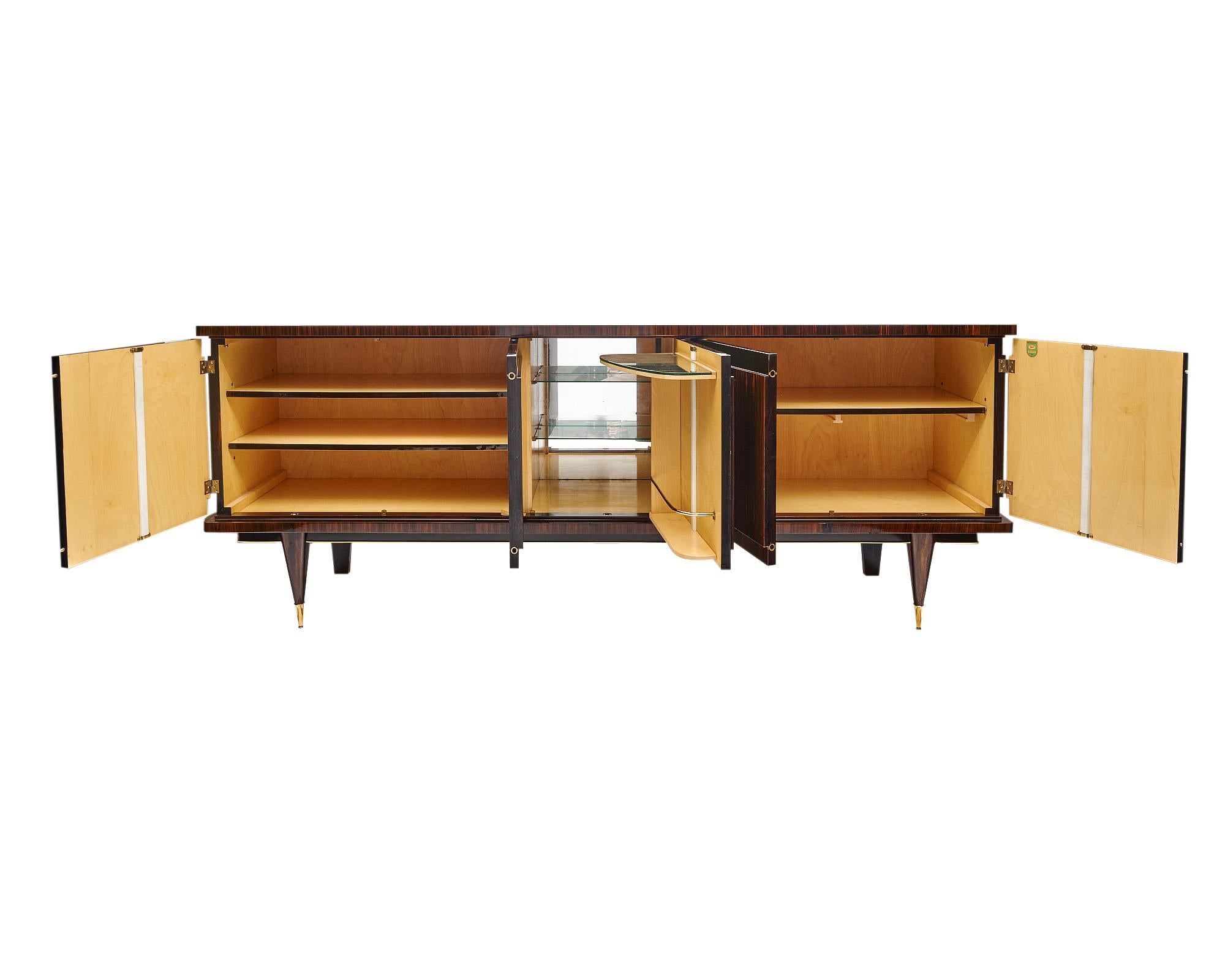 Milieu du XXe siècle Grand buffet français de Macassar à la manière de Jules Leleu en vente