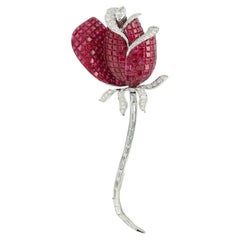Vintage-Brosche aus französischer Fertigung – Blumenbrosche mit unsichtbarer Rubinfassung aus 18-karätigem Weißgold