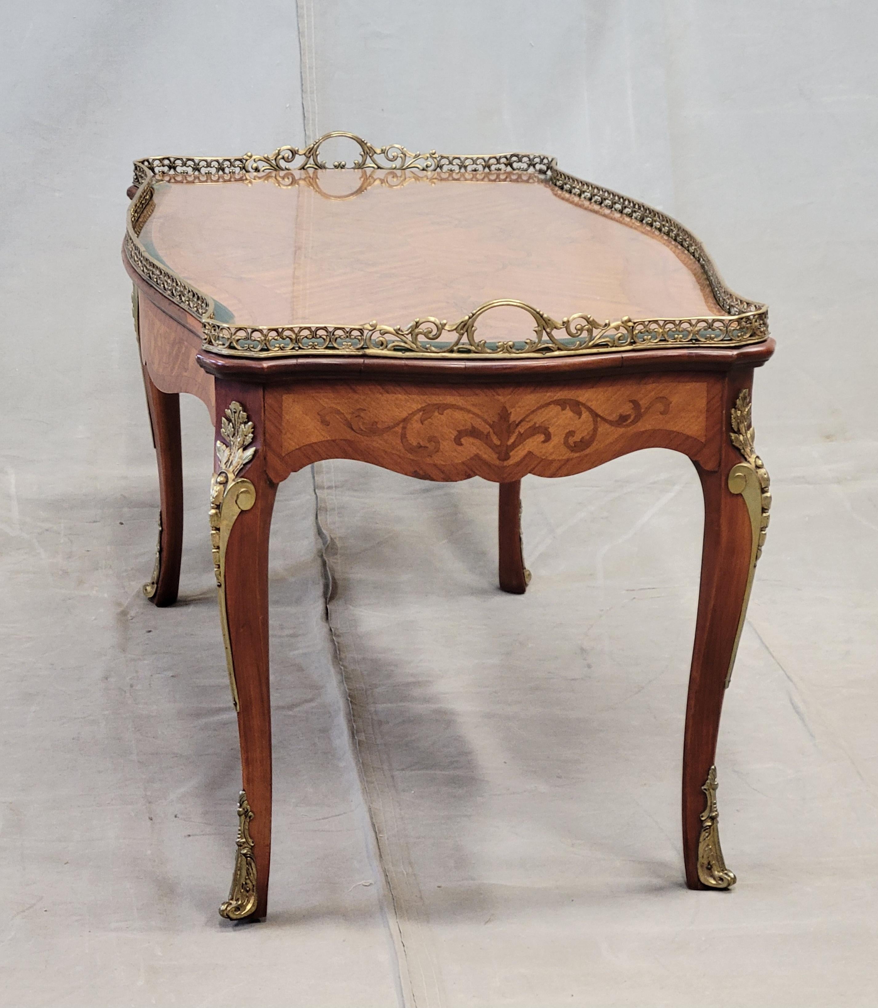 Tavolino da caffè intarsiato in mogano francese d'epoca con ornamento in ottone in vendita 2