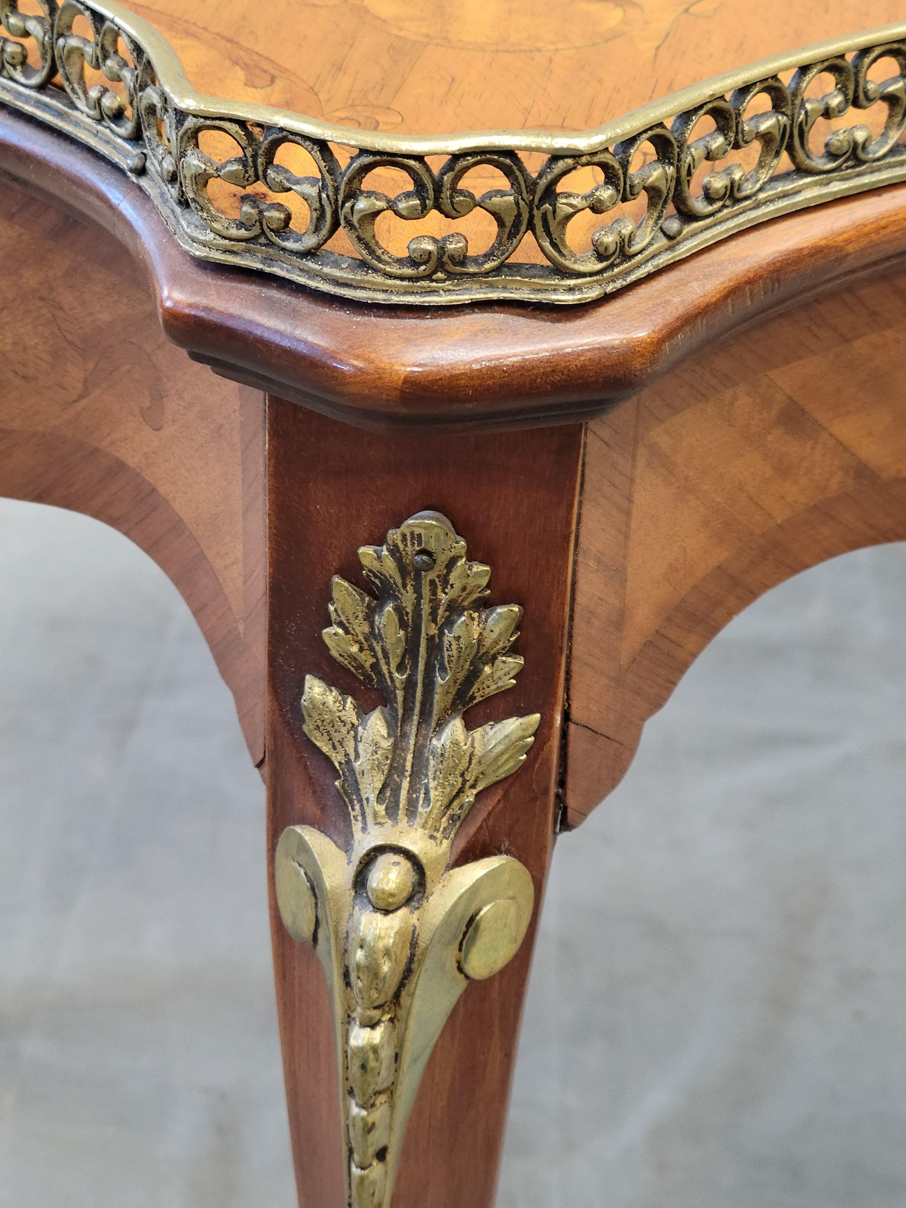 Francese Tavolino da caffè intarsiato in mogano francese d'epoca con ornamento in ottone in vendita
