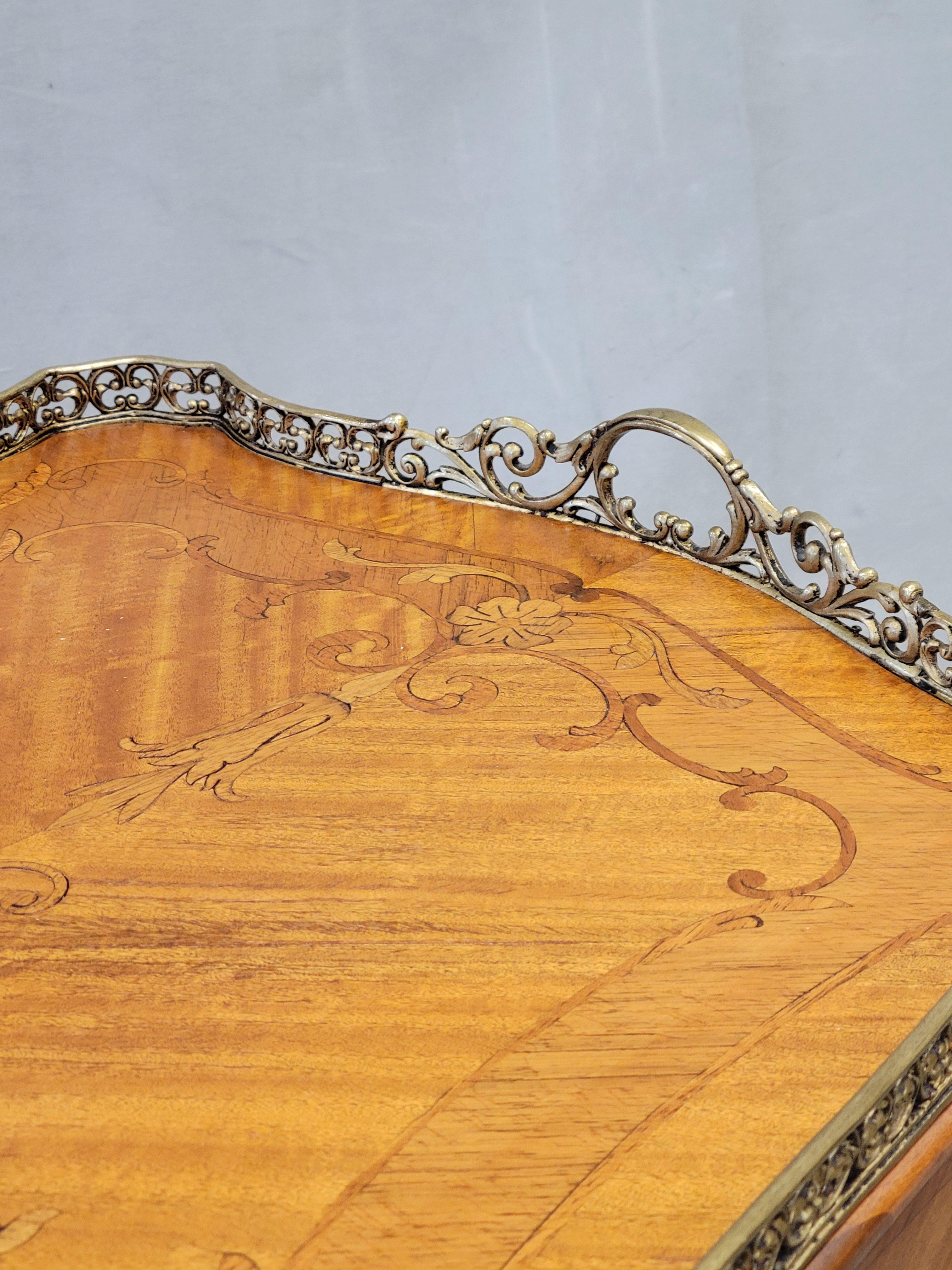 Tavolino da caffè intarsiato in mogano francese d'epoca con ornamento in ottone In condizioni buone in vendita a Centennial, CO