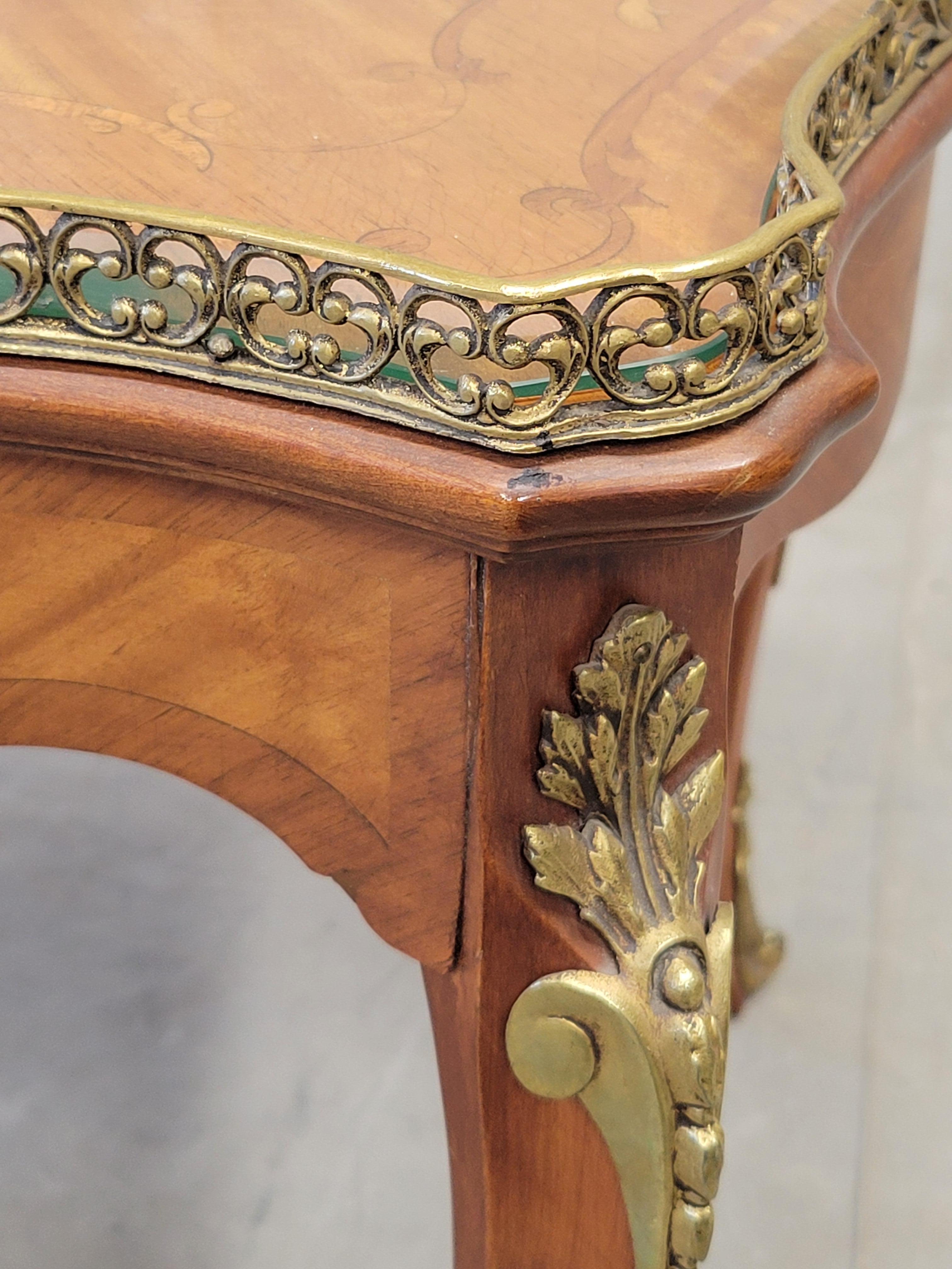 Tavolino da caffè intarsiato in mogano francese d'epoca con ornamento in ottone in vendita 1