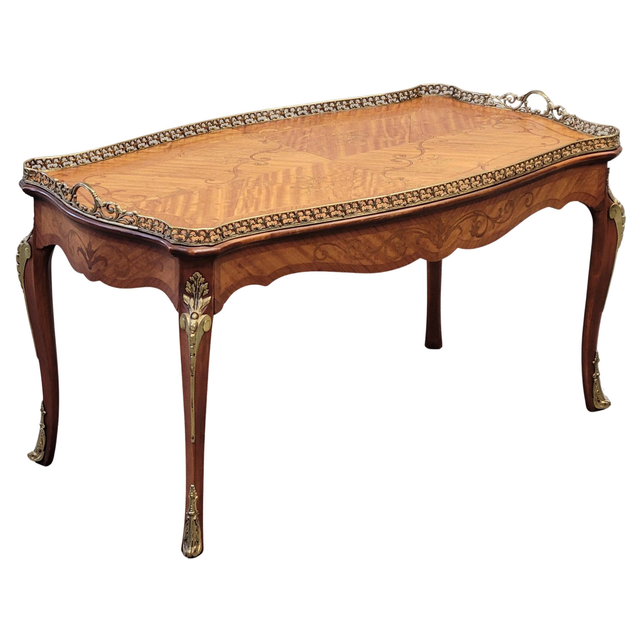 Table basse et table de cocktail française vintage en marqueterie d'acajou avec ornementation en laiton