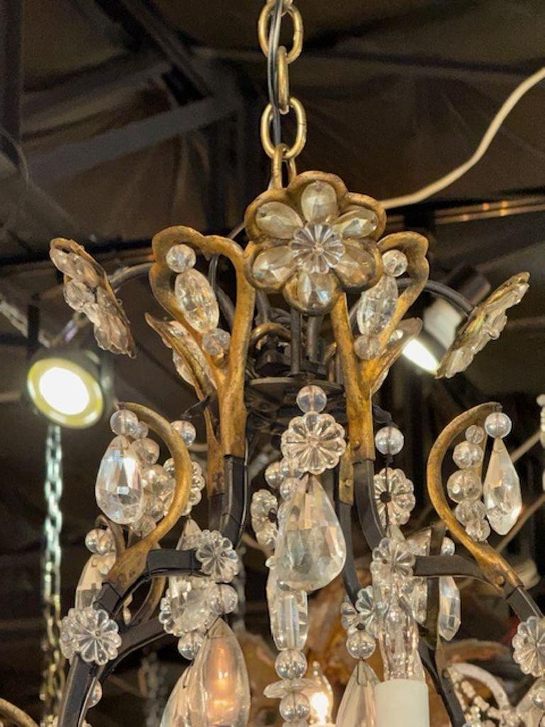 Dieser Vintage-Kronleuchter aus Bronze und Bergkristall von Maison Bagues strahlt Eleganz und Raffinesse aus. Das aufwendige Design und die hochwertige Handwerkskunst zeigen die zeitlose Schönheit und den Luxus des französischen Designs. Verleiht