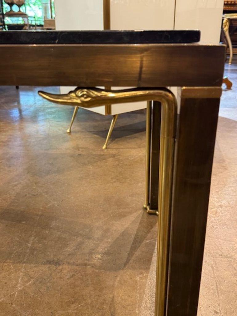 Der Vintage French Maison Jansen Brass and Marble Side Table ist ein anspruchsvolles und stilvolles Möbelstück, perfekt für alle, die elegantes Design schätzen. Dieser Beistelltisch ist aus hochwertigen MATERIALEN gefertigt und ist sowohl langlebig