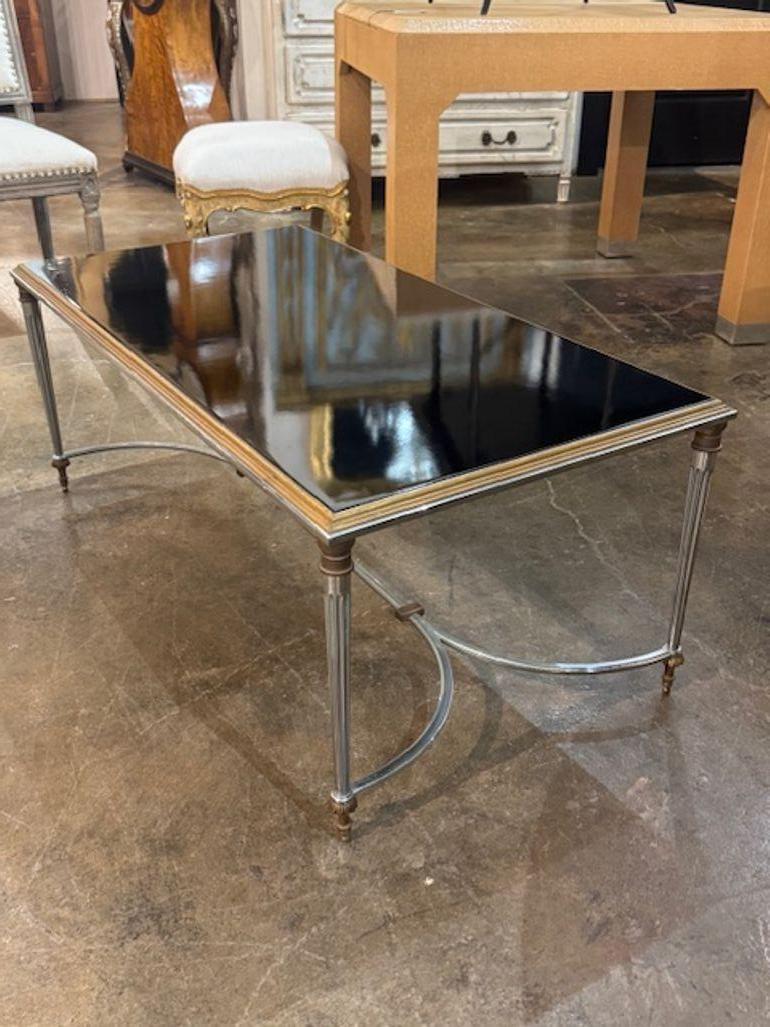 Mesa baja francesa vintage Maison Jansen de acero, latón y cristal negro Francés en venta