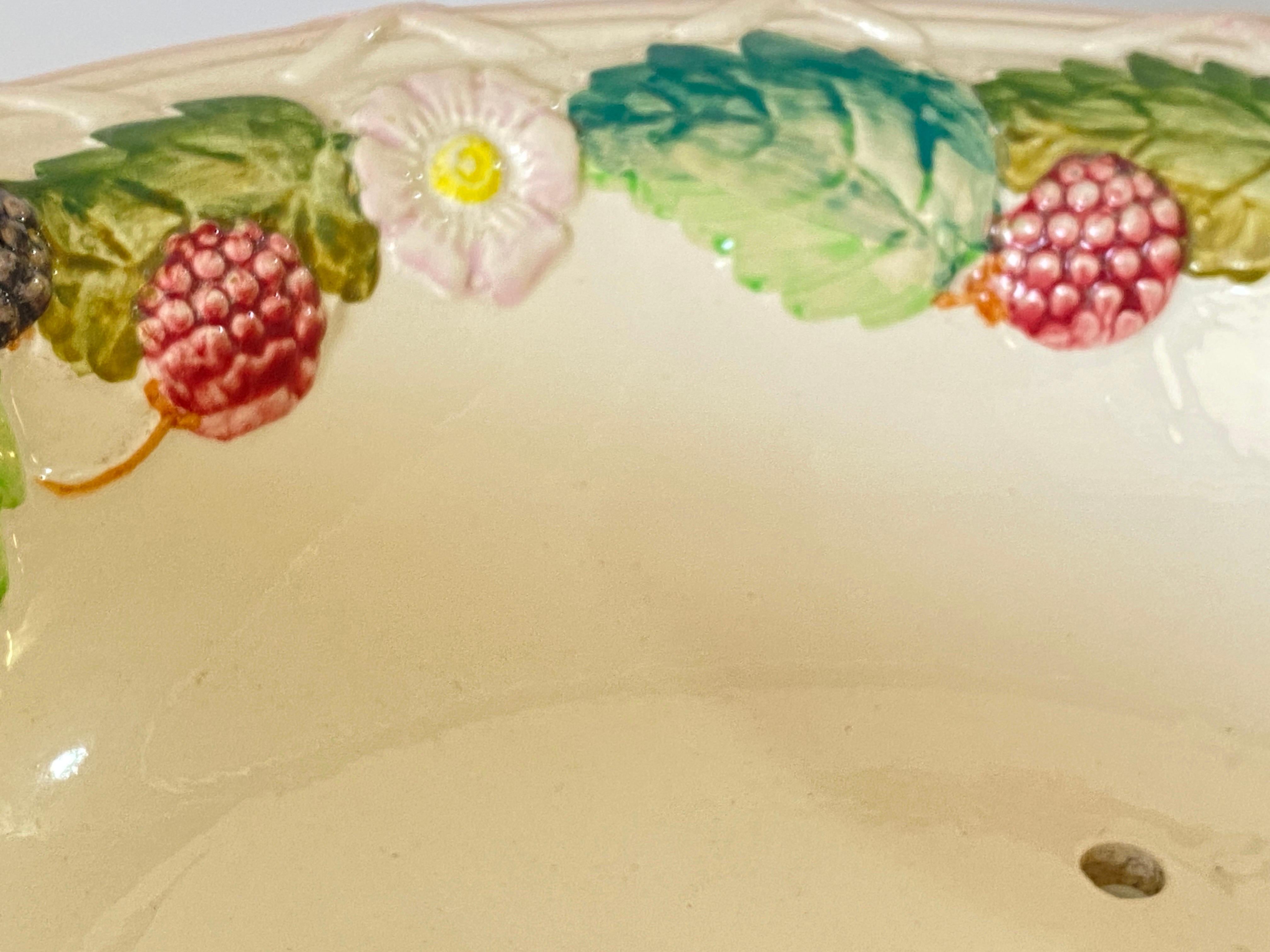 Peint à la main Centre de table vintage en forme de coupe à fruits en majolique française en vente