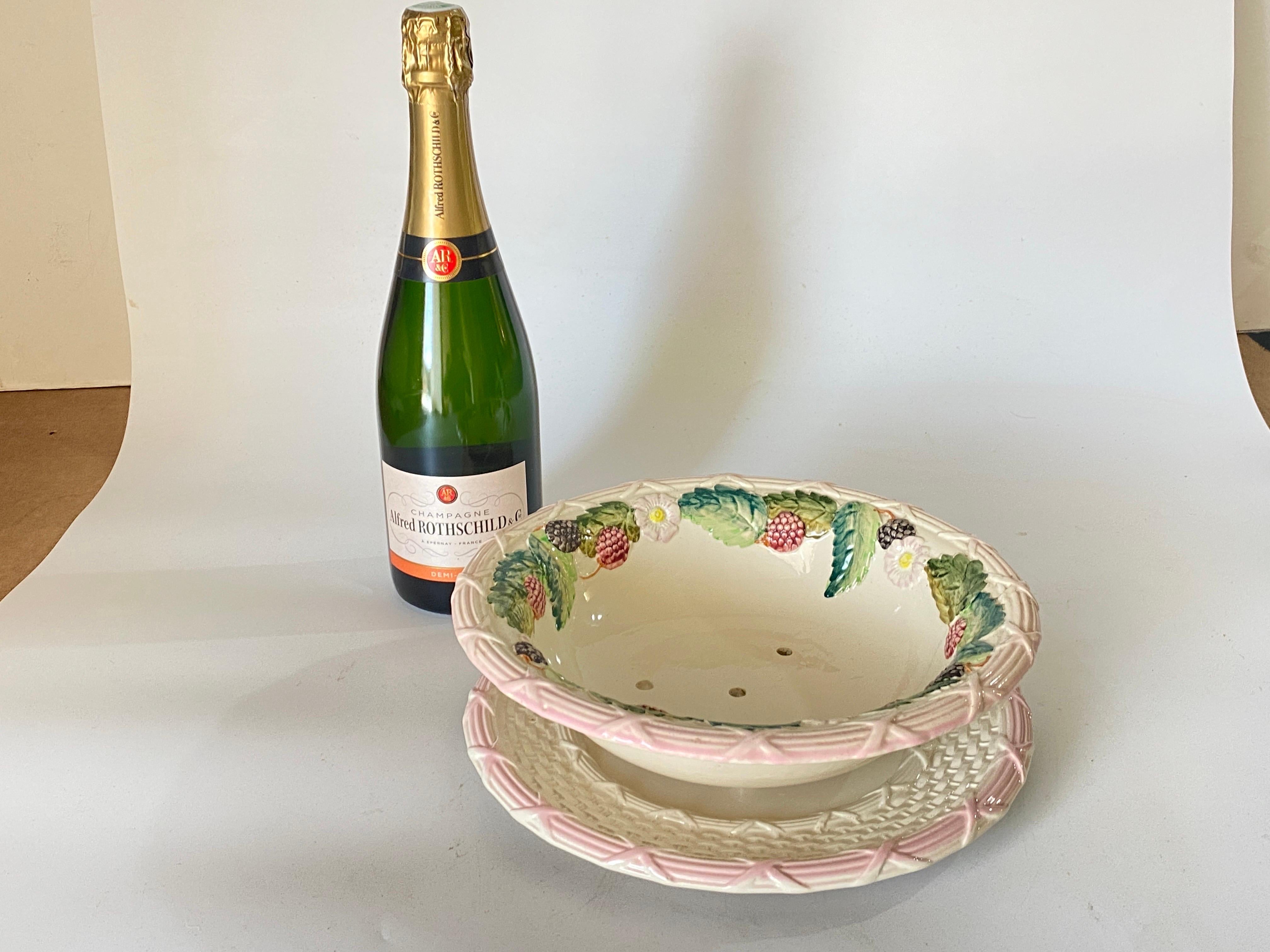 Milieu du XXe siècle Centre de table vintage en forme de coupe à fruits en majolique française en vente