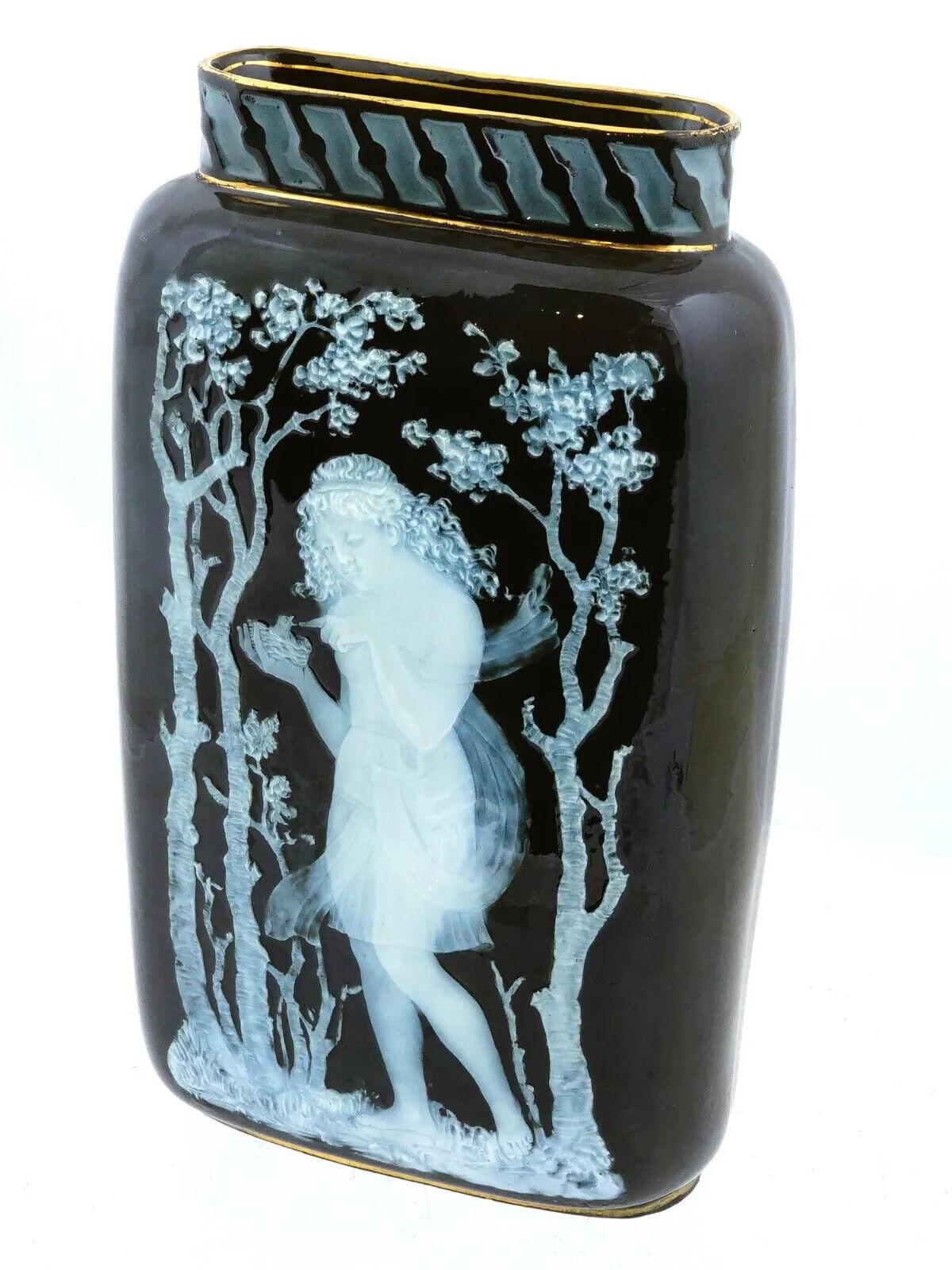 Vaso in porcellana pate sur pate, pasta su pasta, di stile francese. Il vaso è ornato dall'immagine di una donna neoclassica che tiene in mano un pulcino nel nido in un paesaggio forestale. Il collo è ornato da un ornamento geometrico. Numerato sul
