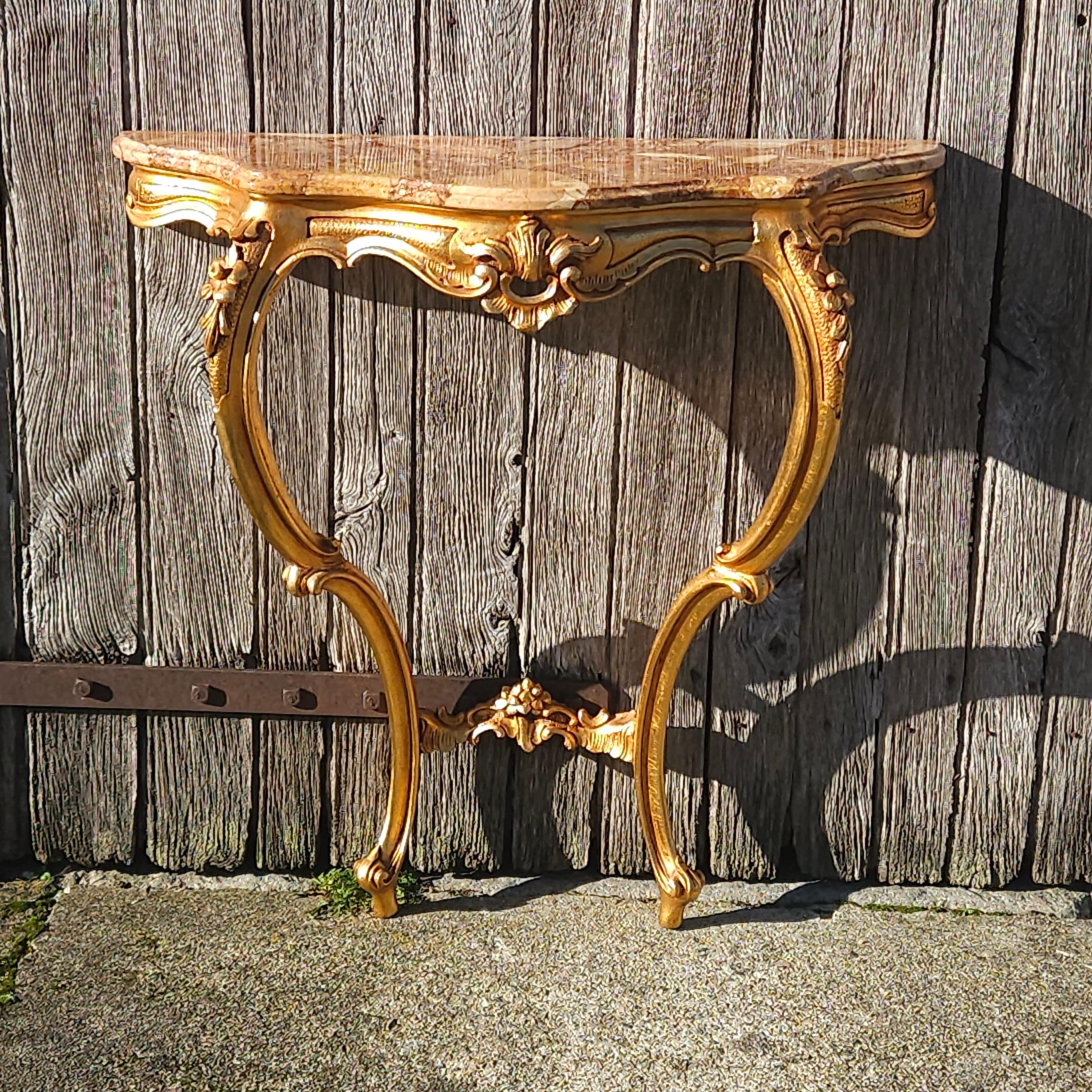 Un set armonioso composto da uno specchio barocco laccato oro e da una console con un bellissimo piano in marmo.
Questo squisito mobile francese in stile Luigi XV risale agli anni '60 ed è un vero e proprio richiamo visivo.
Un pezzo perfettamente