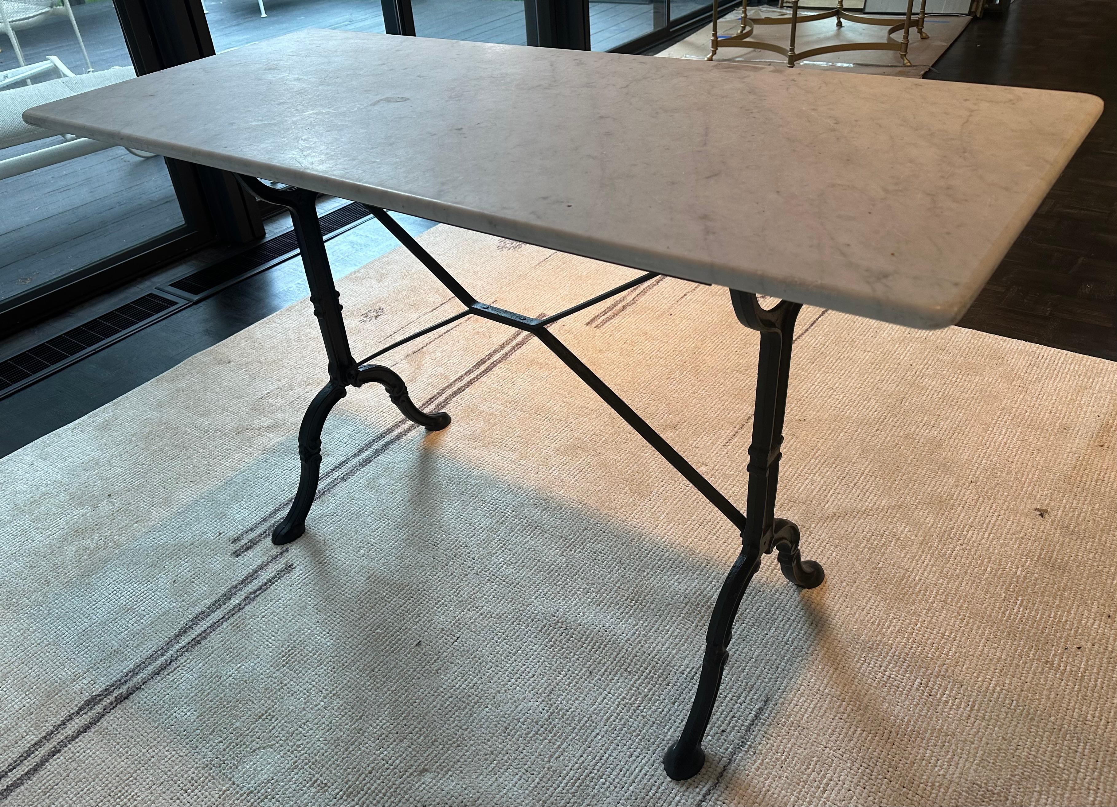 Vintage Französisch Marmorplatte Bistro Tisch im Zustand „Gut“ im Angebot in Sheffield, MA
