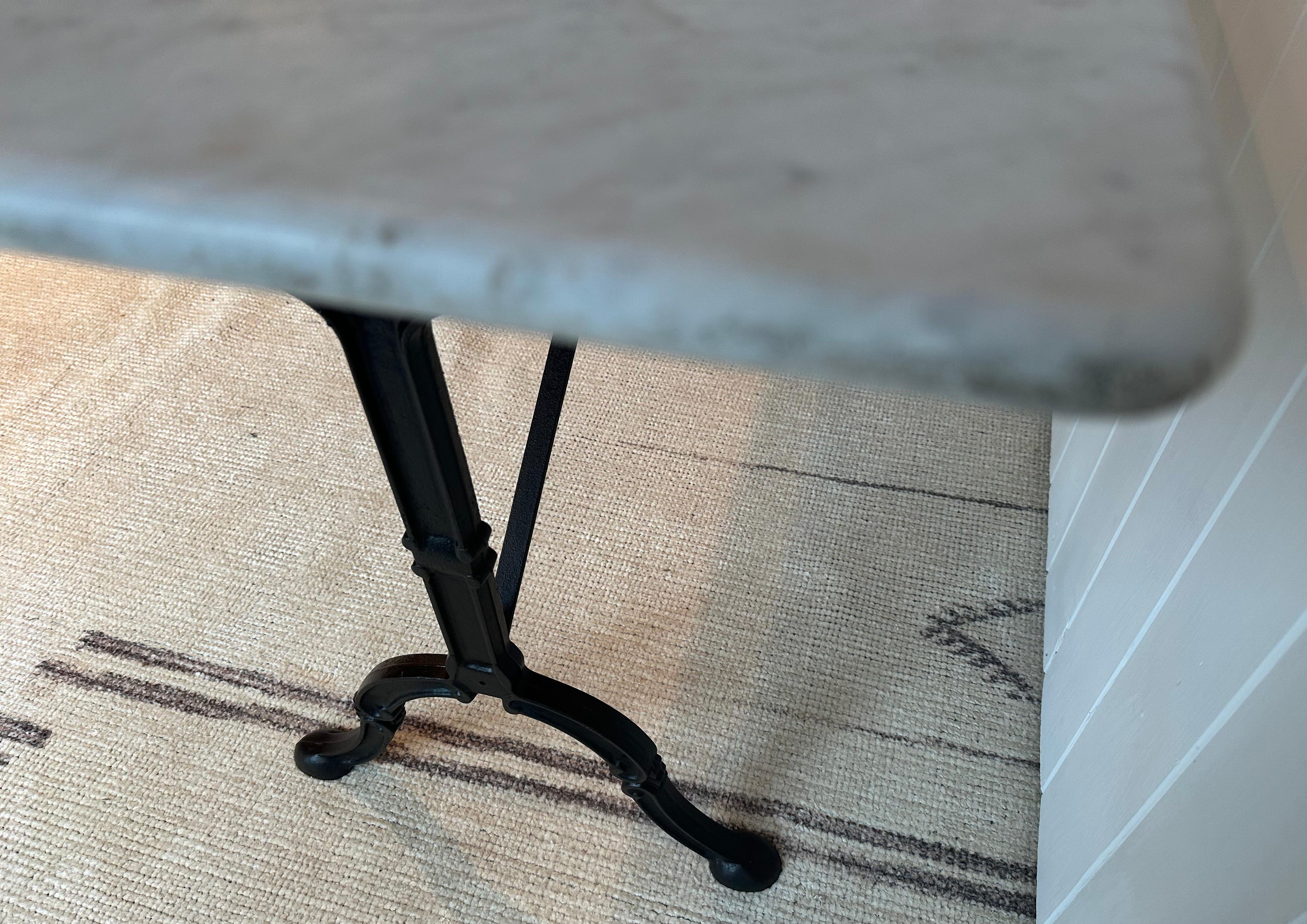 Vintage Französisch Marmorplatte Bistro Tisch (Eisen) im Angebot