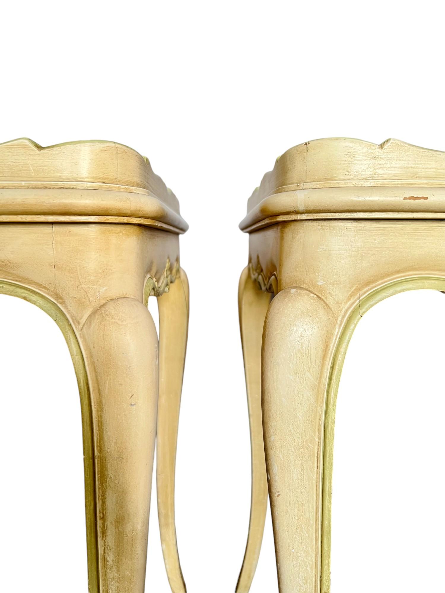 Paire de tables d'appoint en bois à plateau de marbre, vintage français en vente 3