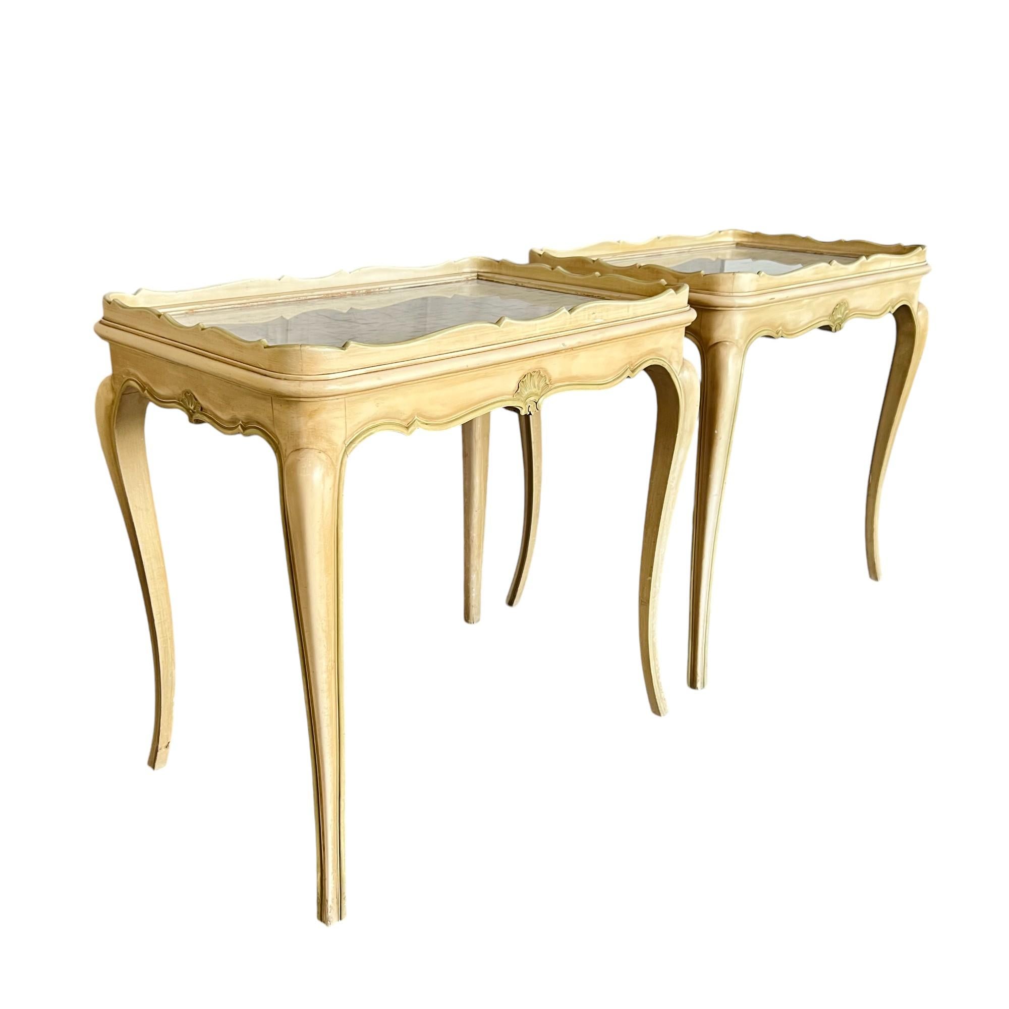 Paire de tables d'appoint en marbre de style provincial français du milieu du siècle dernier. Ces jolies tables d'appoint se caractérisent par des bords relevés, des plateaux en marbre, des pieds cabriole et des détails sculptés et cannelés. Les