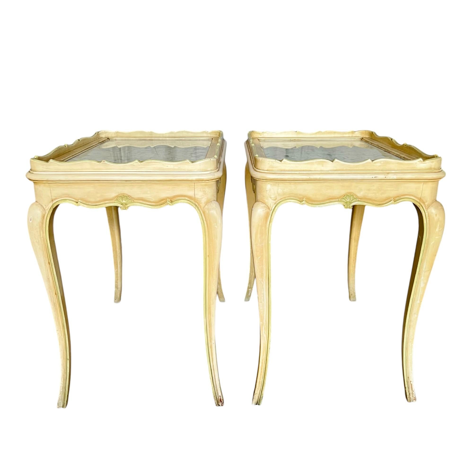 Provincial français Paire de tables d'appoint en bois à plateau de marbre, vintage français en vente