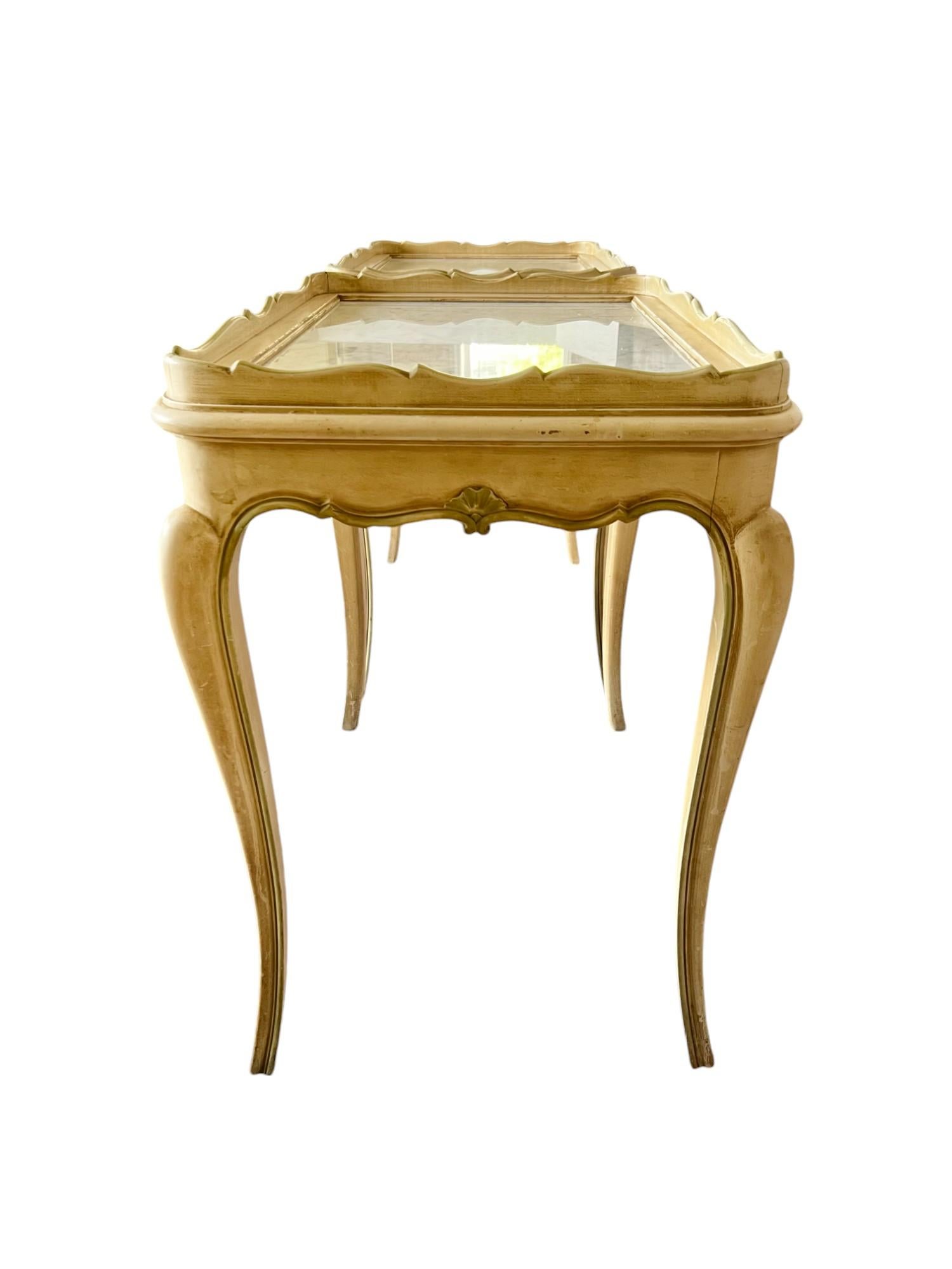 Sculpté Paire de tables d'appoint en bois à plateau de marbre, vintage français en vente