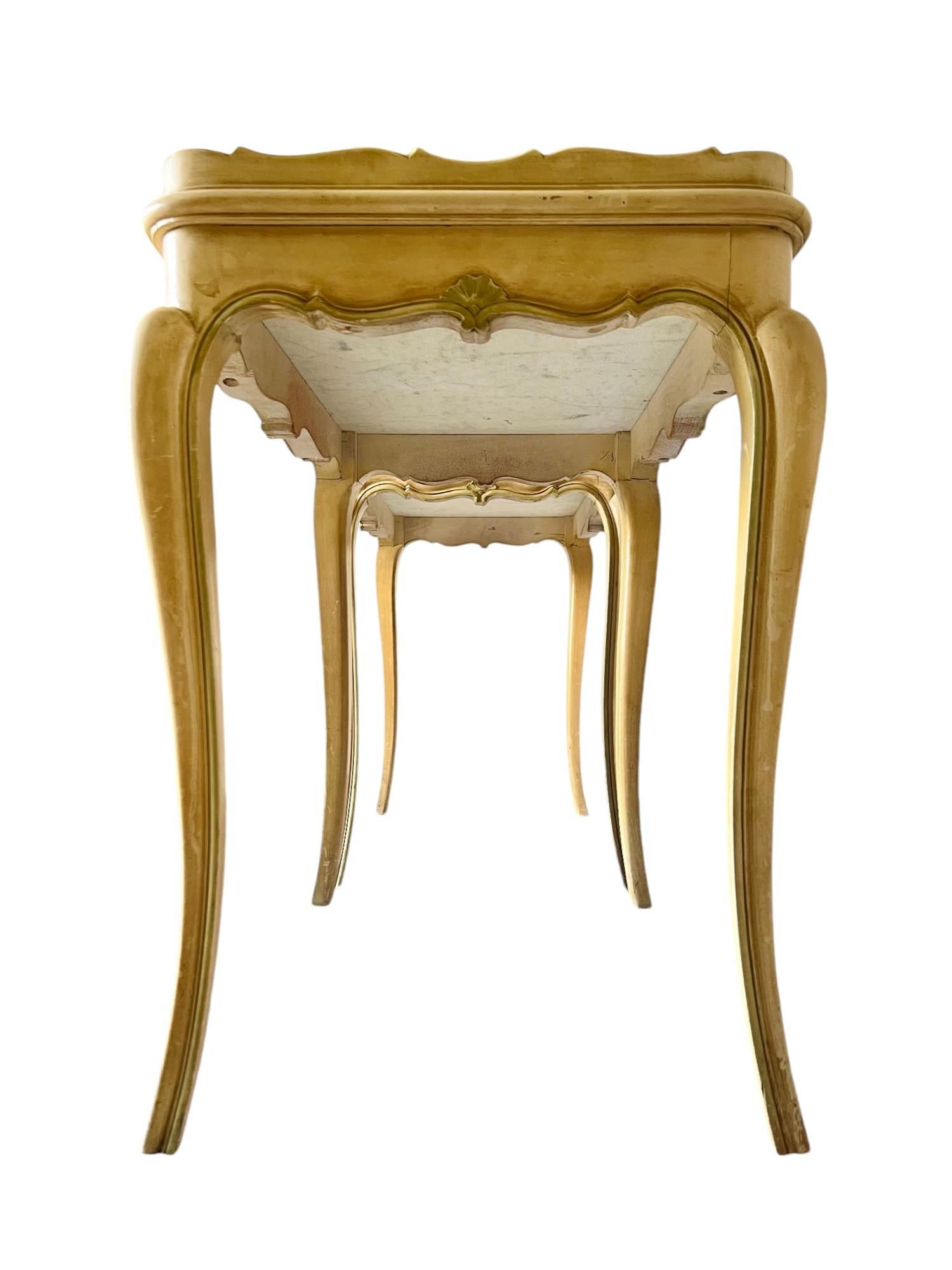 Paire de tables d'appoint en bois à plateau de marbre, vintage français Bon état - En vente à Harlingen, TX
