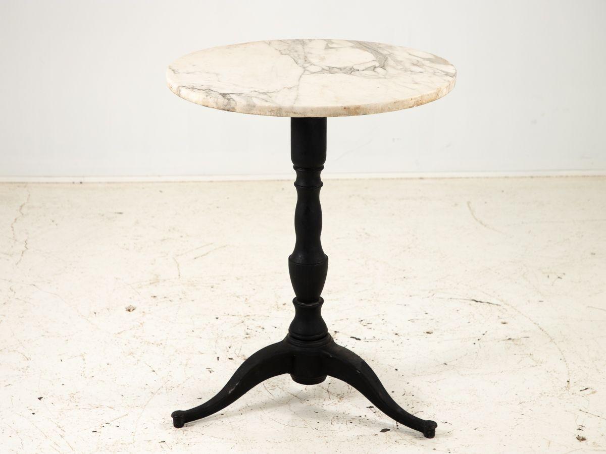 20ième siècle Table de bistrot française vintage surmontée de marbre avec base en fer en vente