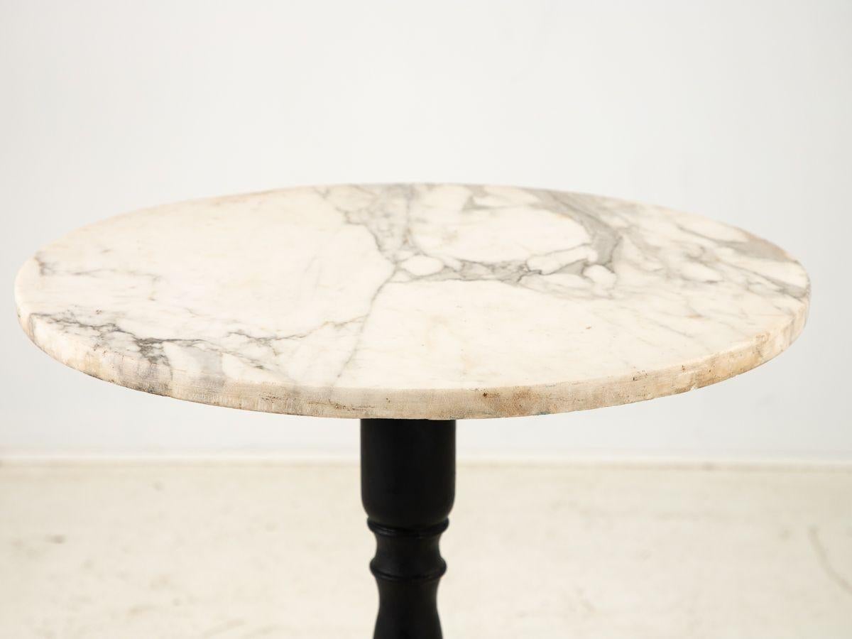 Fer Table de bistrot française vintage surmontée de marbre avec base en fer en vente