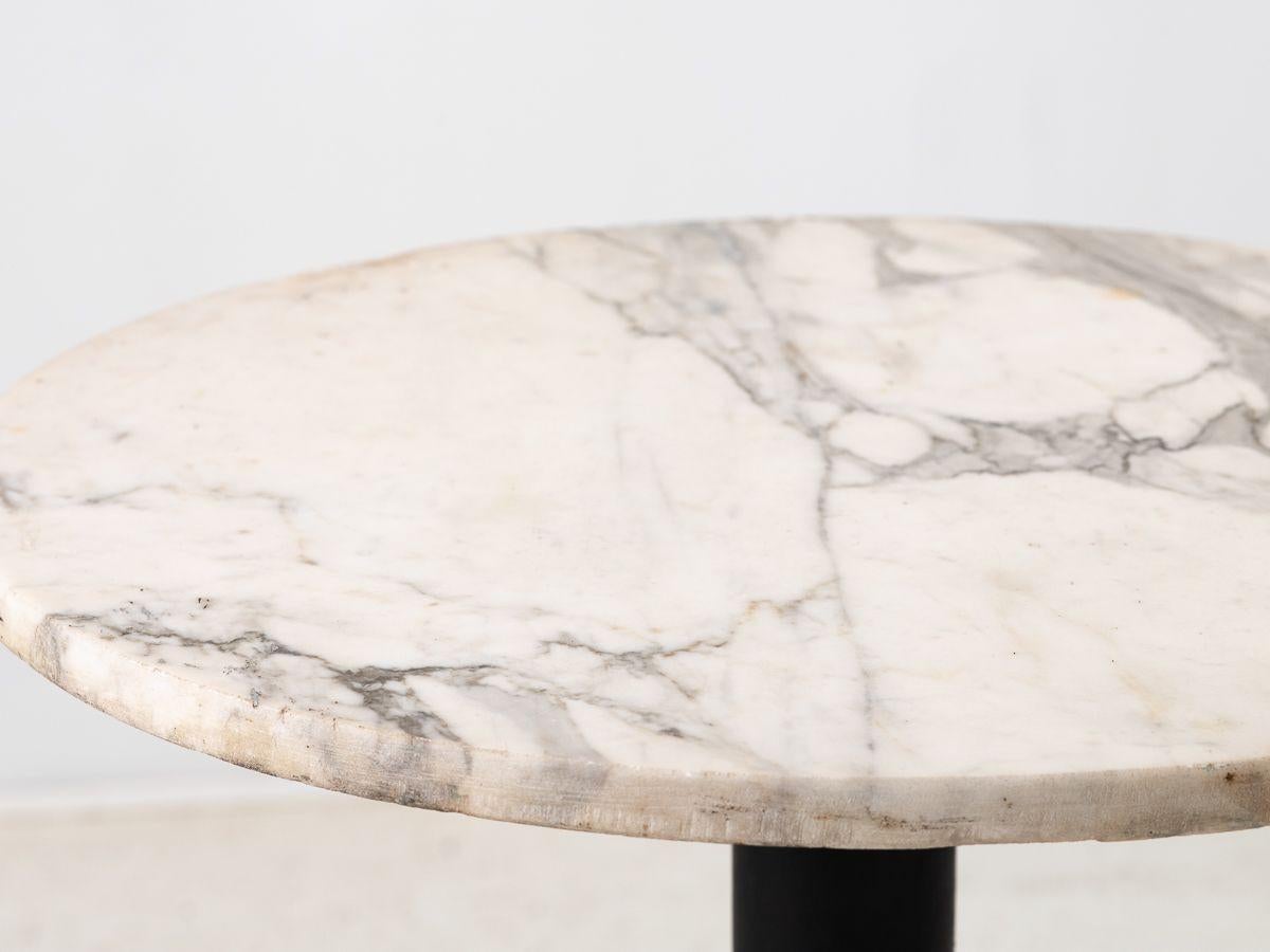 Table de bistrot française vintage surmontée de marbre avec base en fer en vente 2