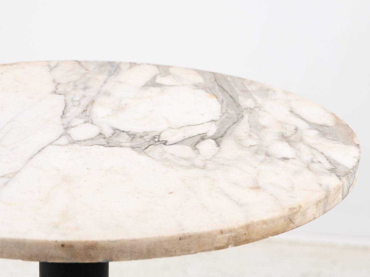 Table de bistrot française vintage surmontée de marbre avec base en fer en vente 3
