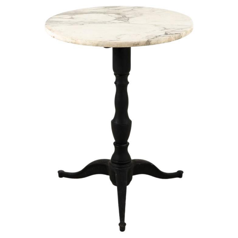 Table de bistrot française vintage surmontée de marbre avec base en fer en vente