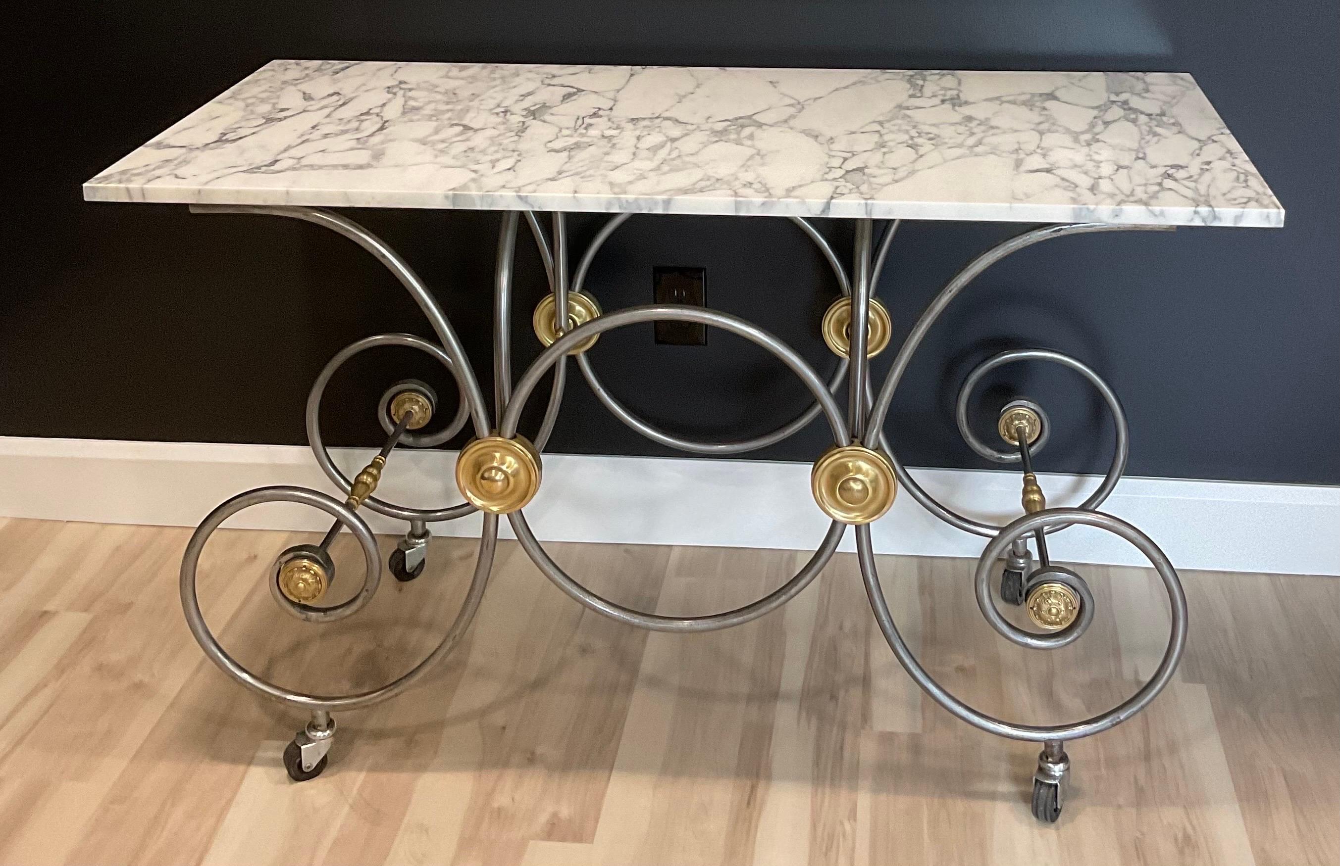 Spectaculaire table de boulanger en fer de la fin des années 1800 avec accents en laiton et plateau en marbre de carrare original. Probablement Maison Jansen. Très bon état ancien avec patine appropriée sur la base en fer et le marbre.