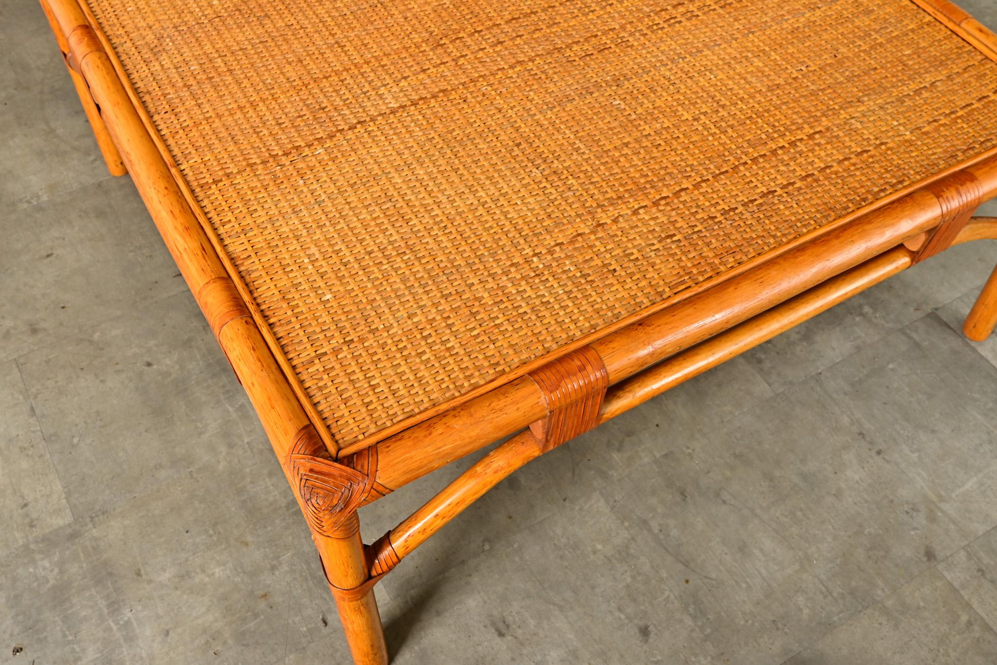 Table basse française massive en rotin en vente 2