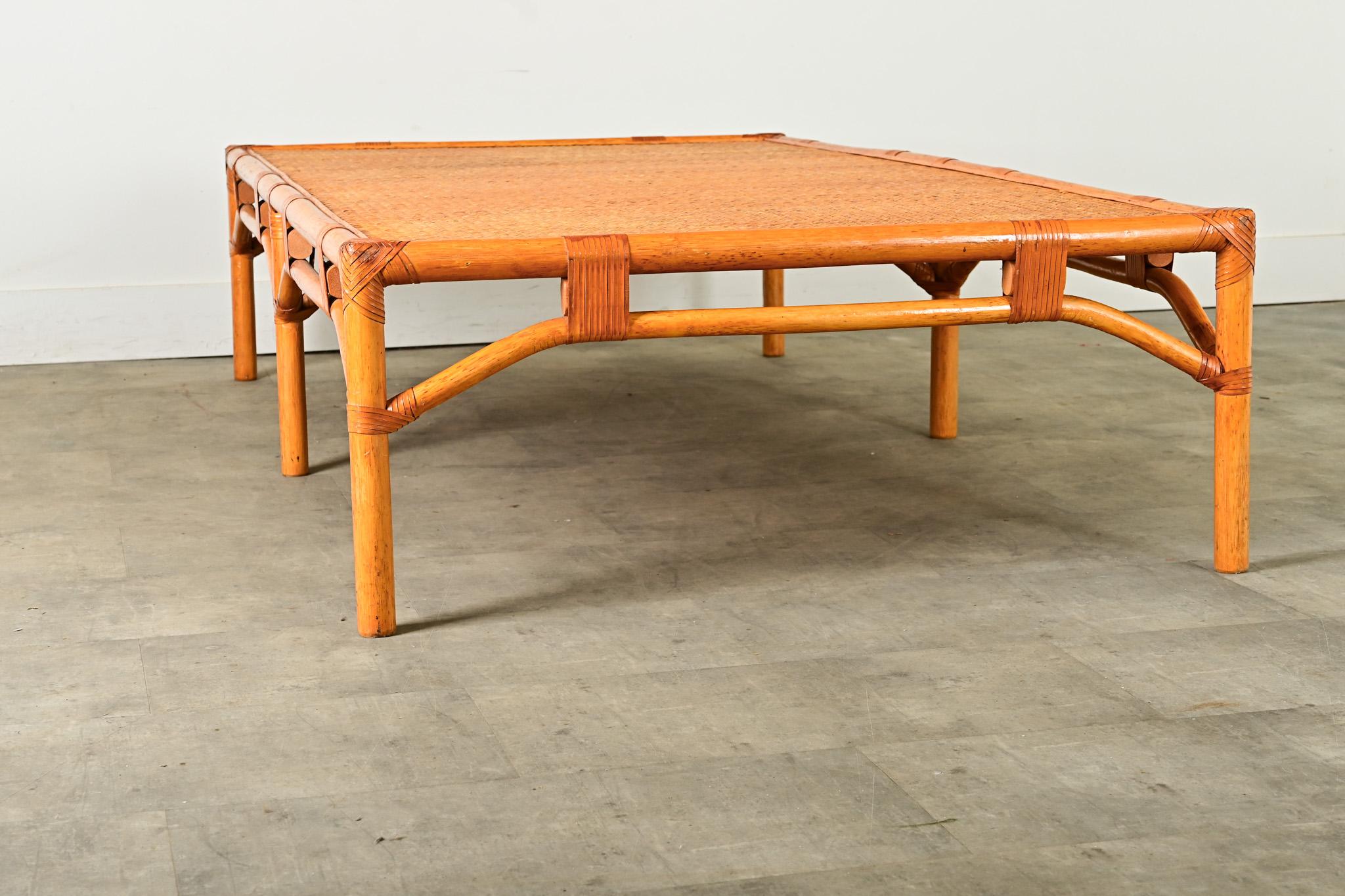Table basse française massive en rotin en vente 3