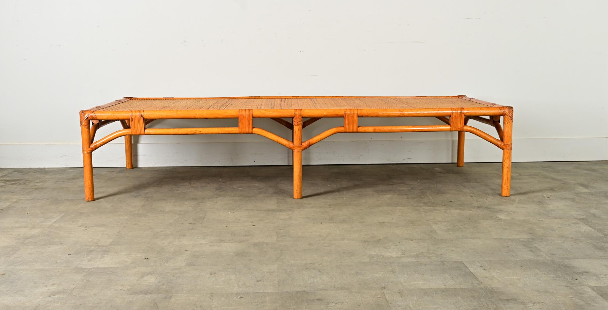 Autre Table basse française massive en rotin en vente