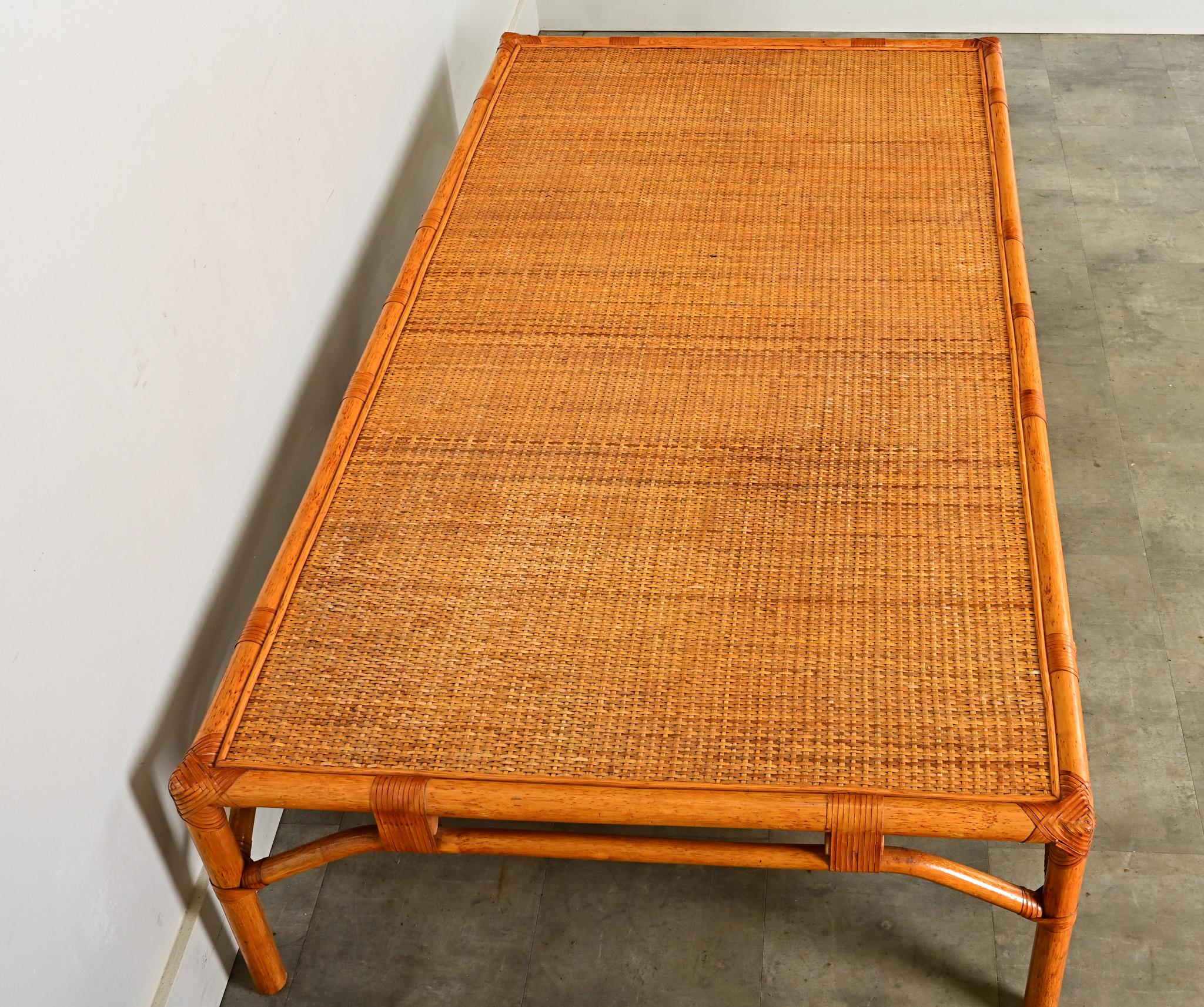 Français Table basse française massive en rotin en vente