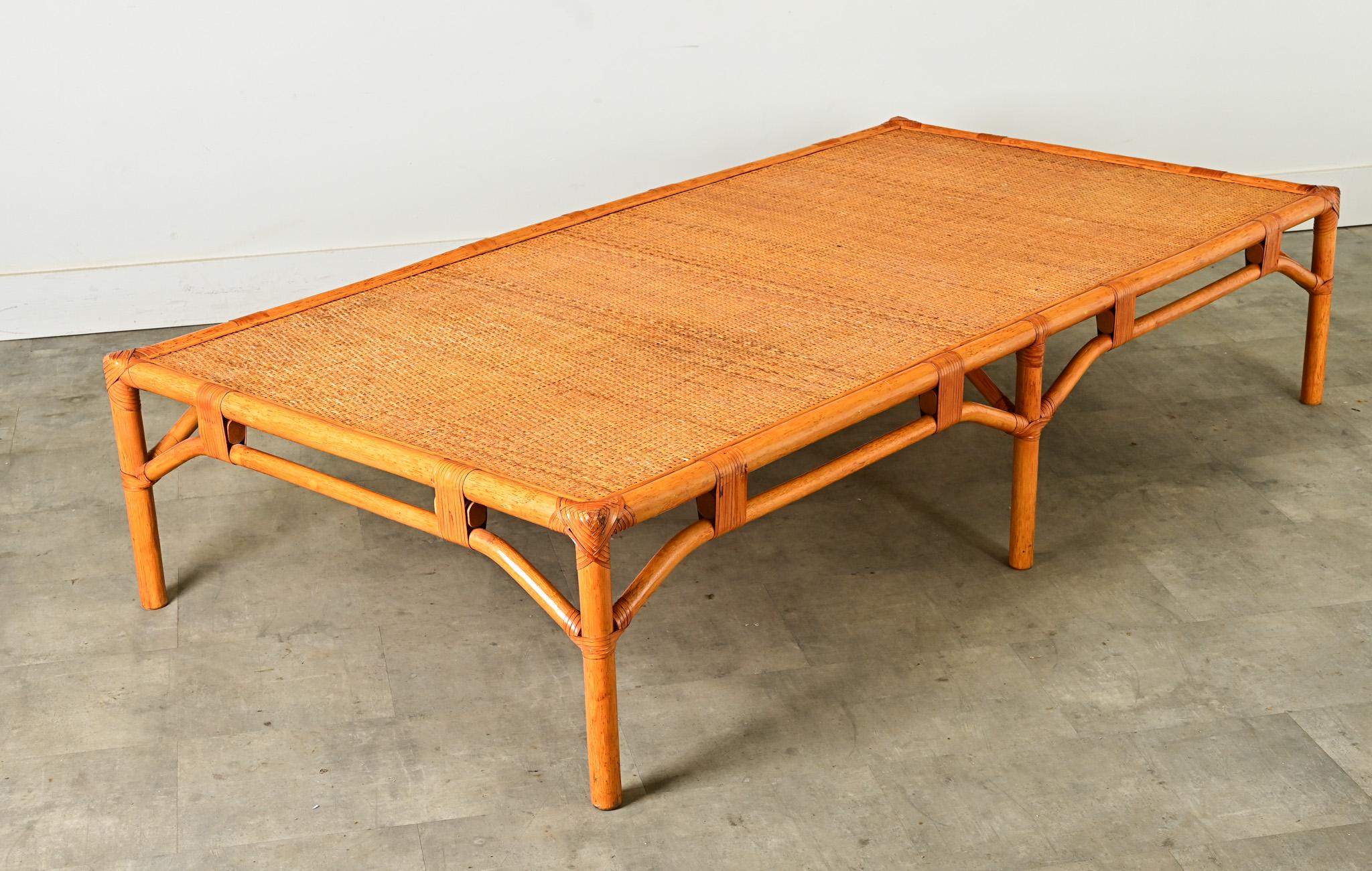 Tissage Table basse française massive en rotin en vente