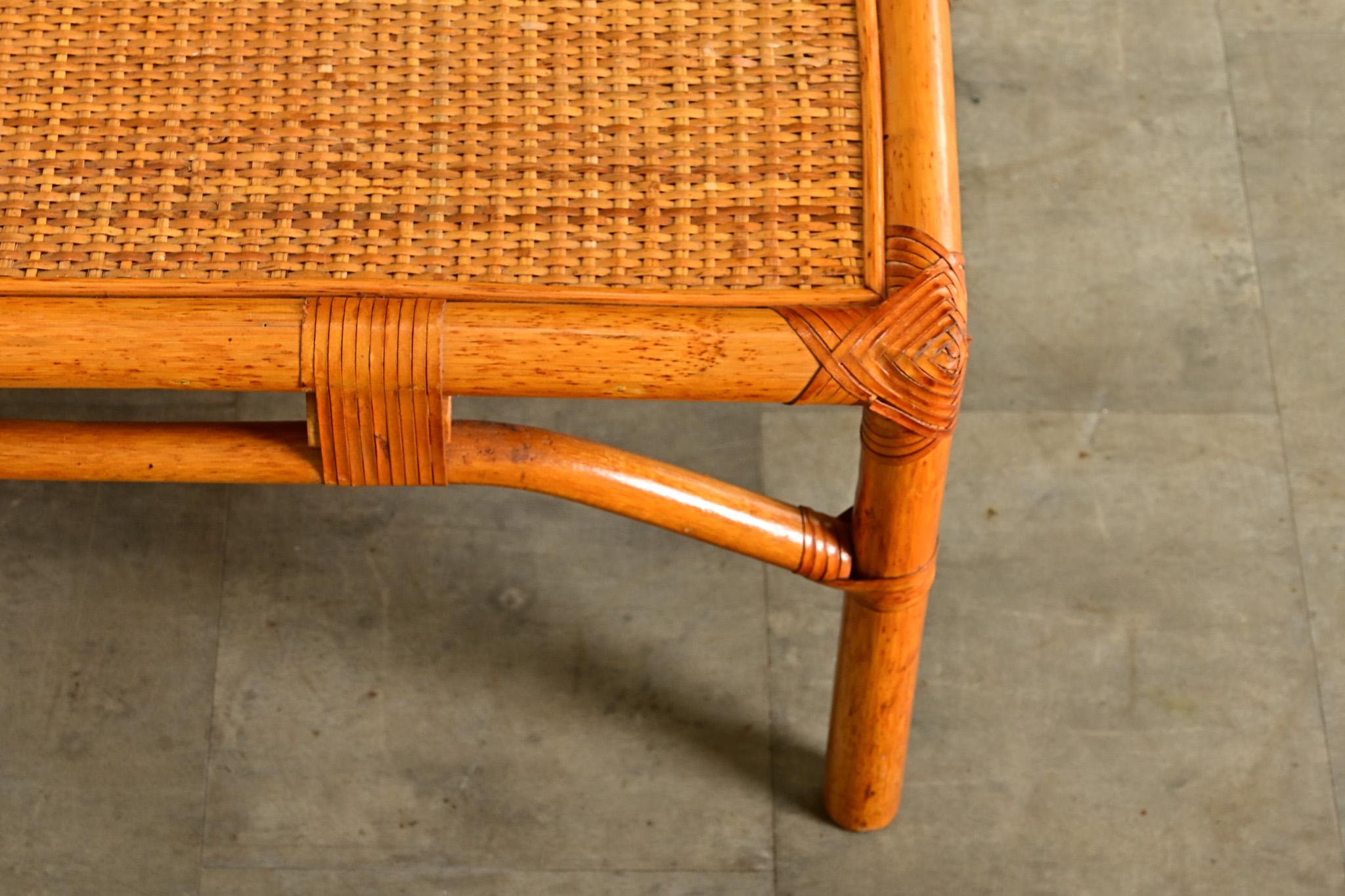 Table basse française massive en rotin Bon état - En vente à Baton Rouge, LA