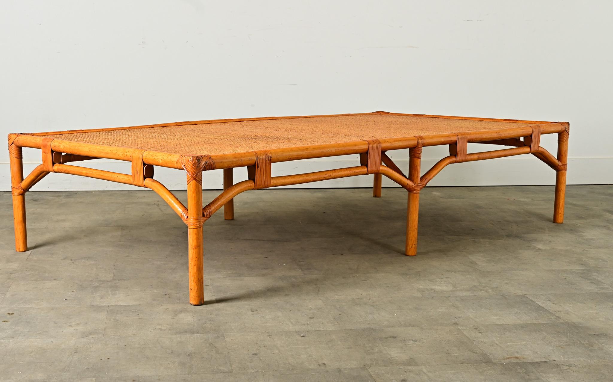 20ième siècle Table basse française massive en rotin en vente