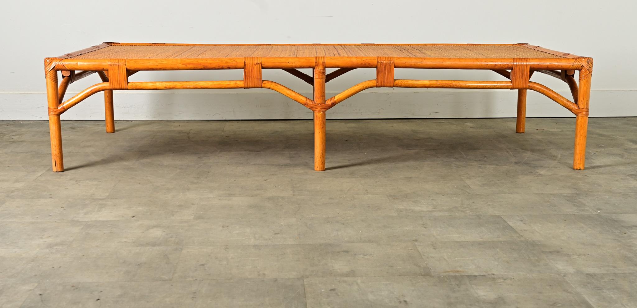 Table basse française massive en rotin en vente 1